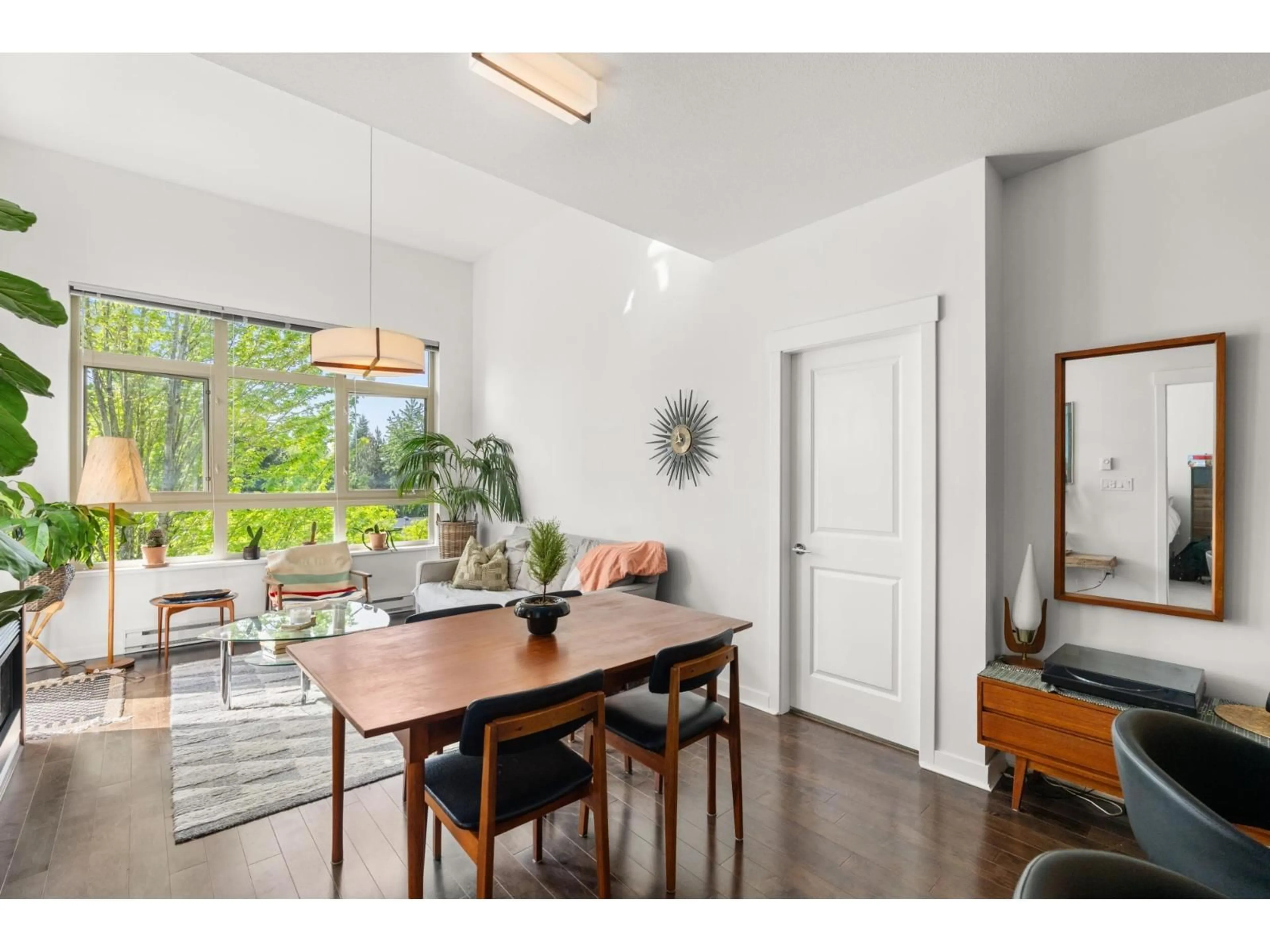 Dining room, wood/laminate floor for 406 - 15988 26 AVENUE, Surrey British Columbia V3Z5K3