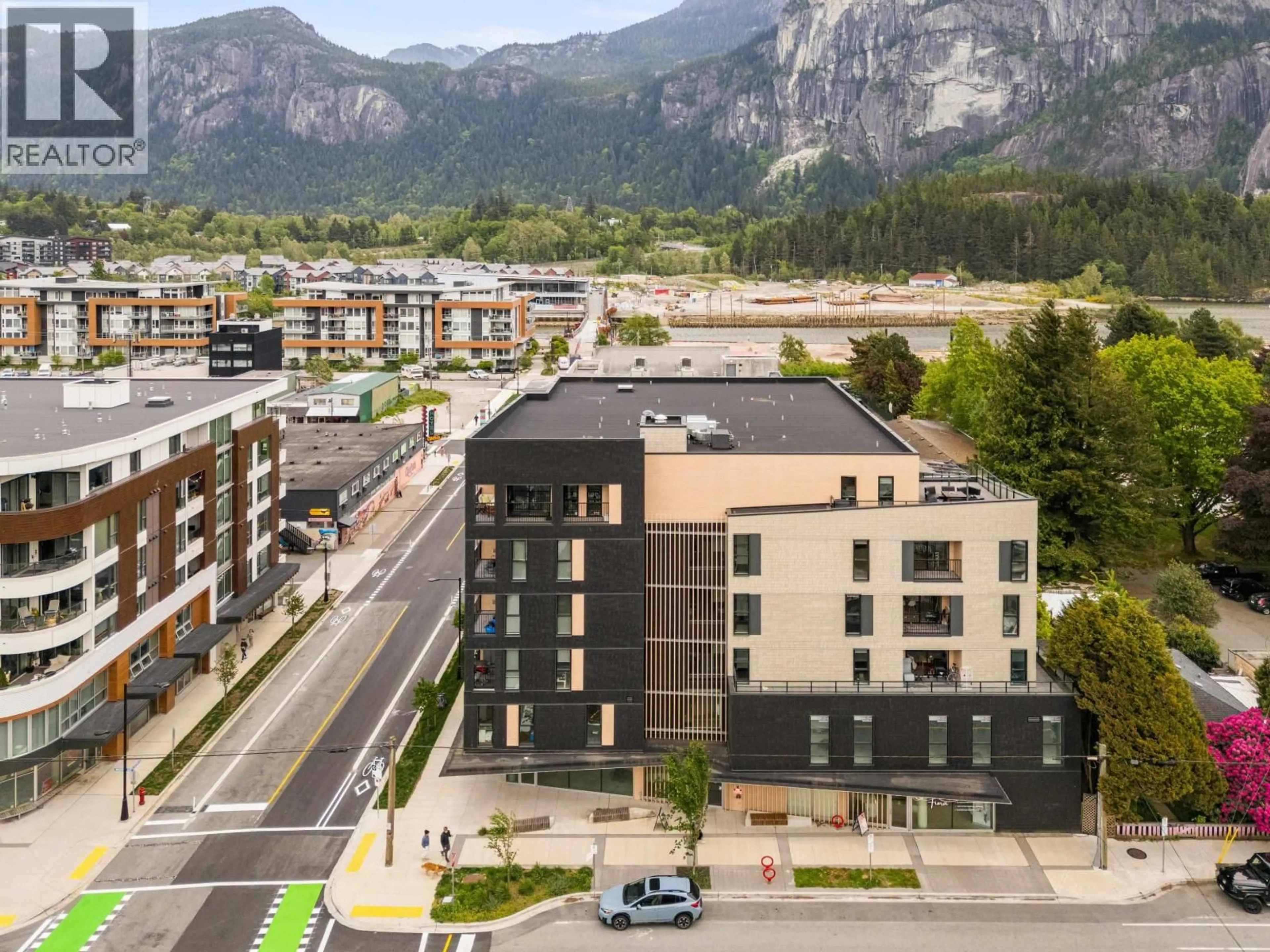 A pic from outside/outdoor area/front of a property/back of a property/a pic from drone, mountain view for 402 - 37994 SECOND AVENUE, Squamish British Columbia V8B0C3