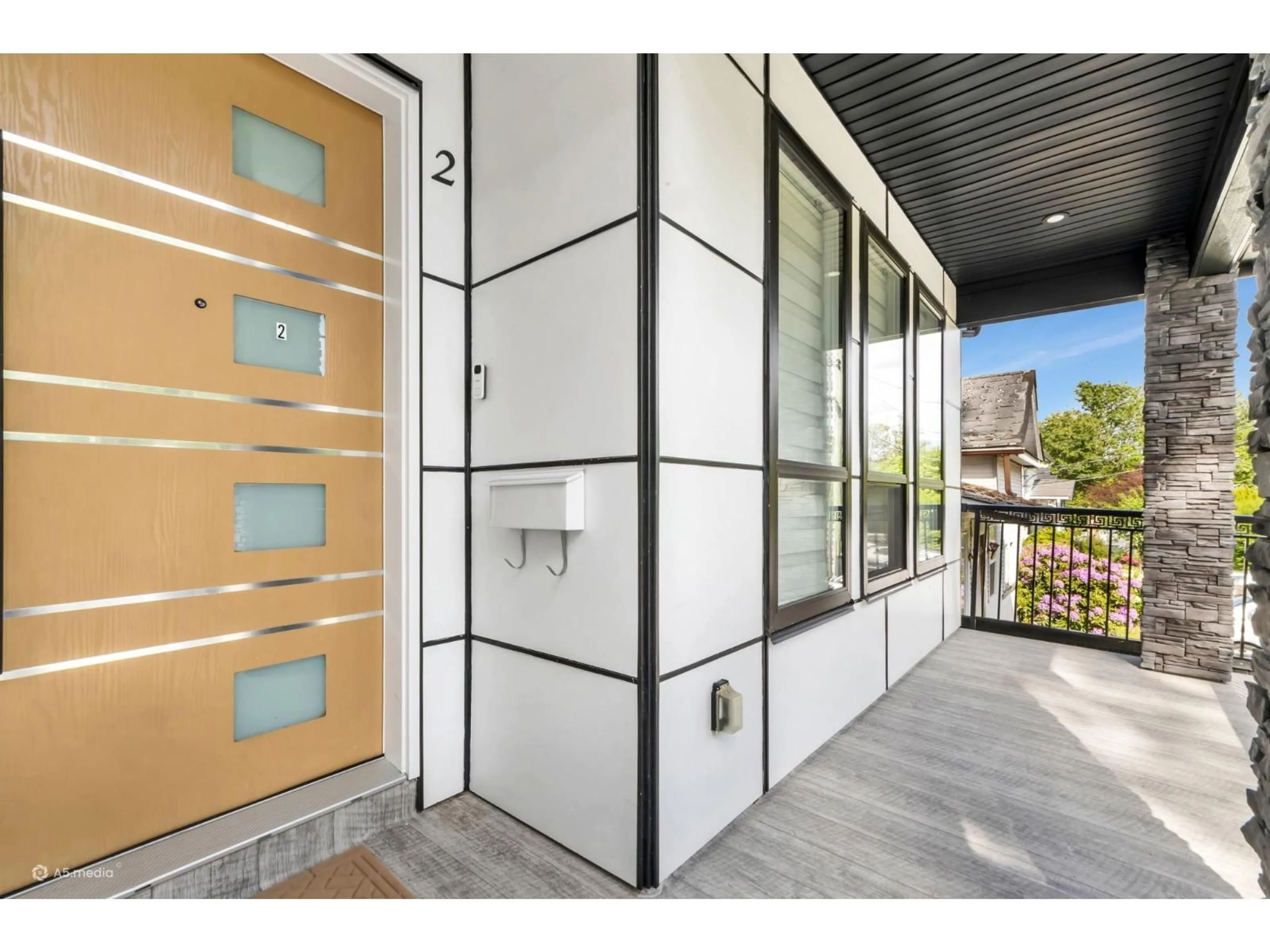Indoor entryway for 33227 5 AVENUE, Mission British Columbia V2V1V9