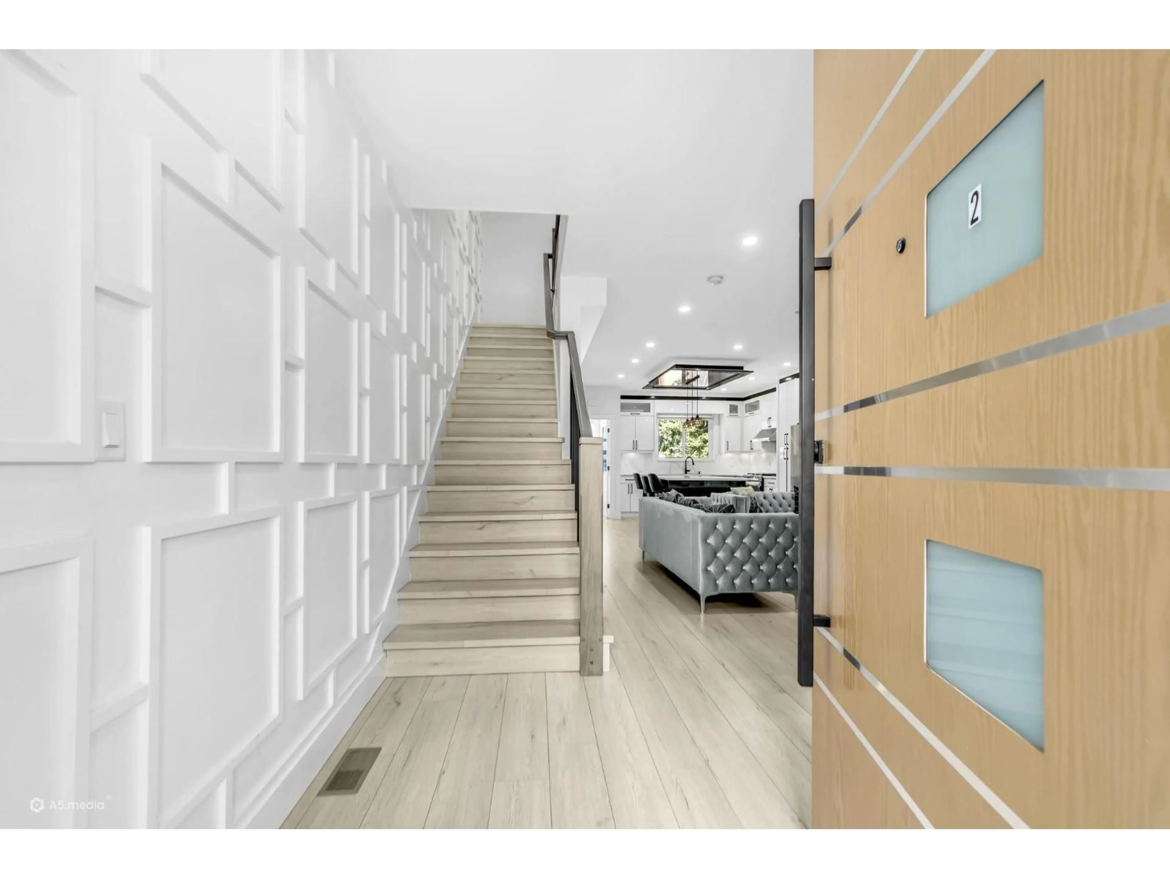 Indoor foyer for 33227 5 AVENUE, Mission British Columbia V2V1V9