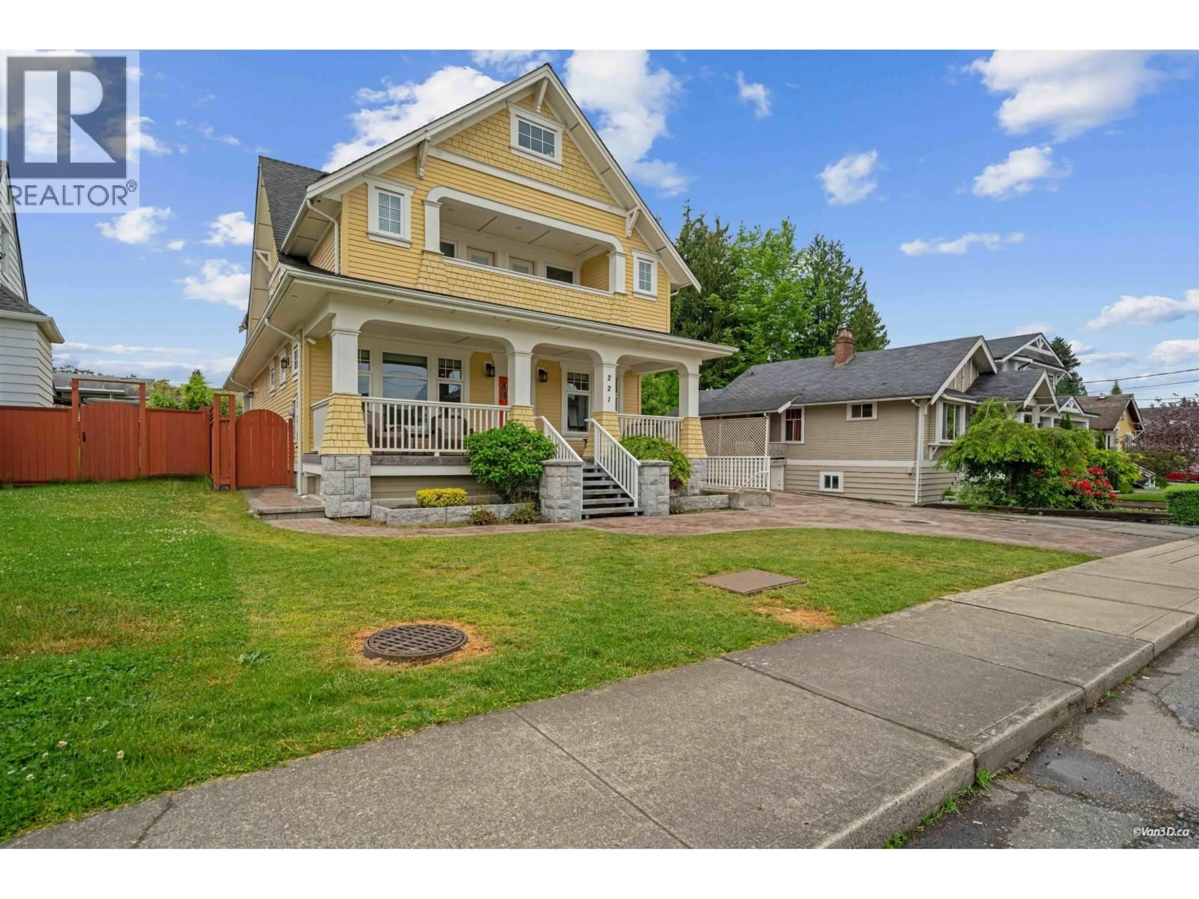 A pic from outside/outdoor area/front of a property/back of a property/a pic from drone, street for 221 NINTH AVENUE, New Westminster British Columbia V3L2A2