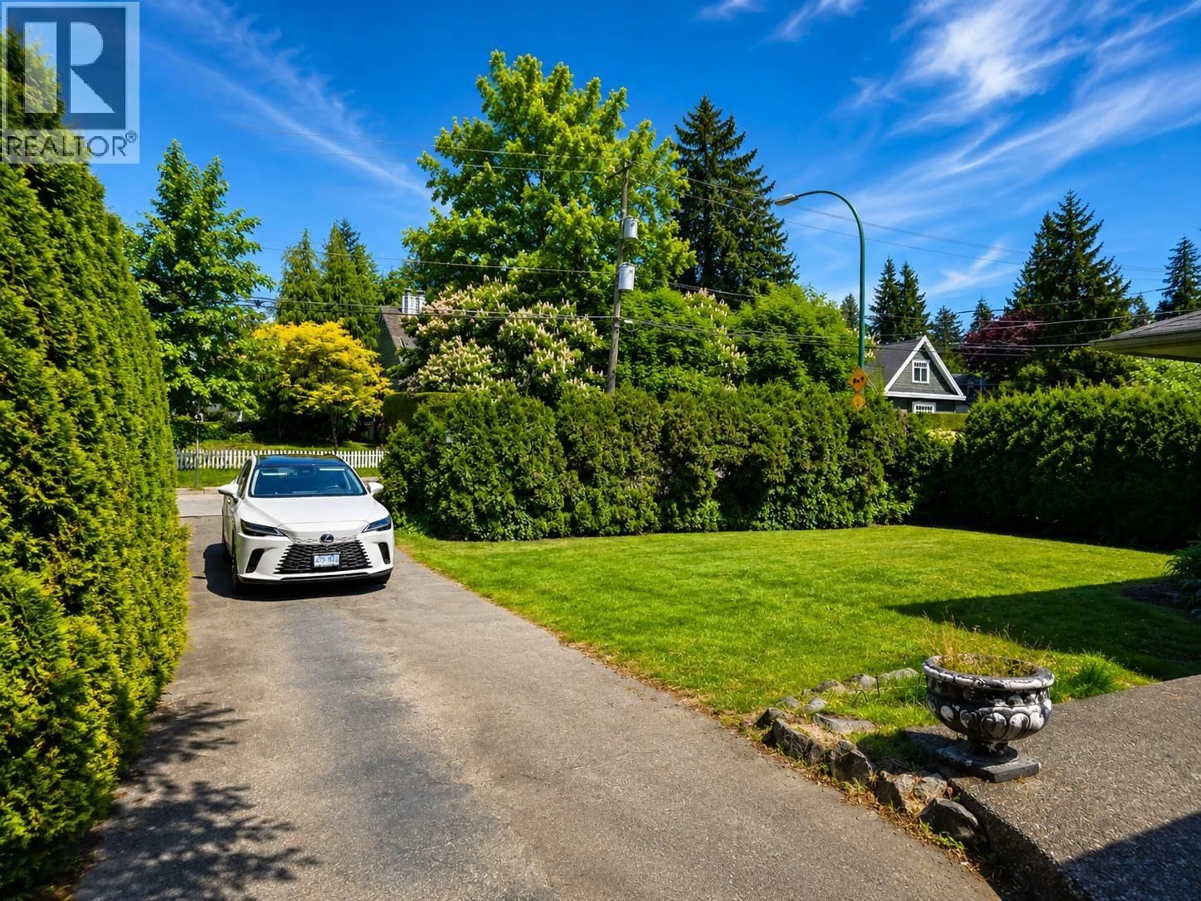 A pic from outside/outdoor area/front of a property/back of a property/a pic from drone, street for 810 ROCHESTER AVENUE, Coquitlam British Columbia V3K2W2