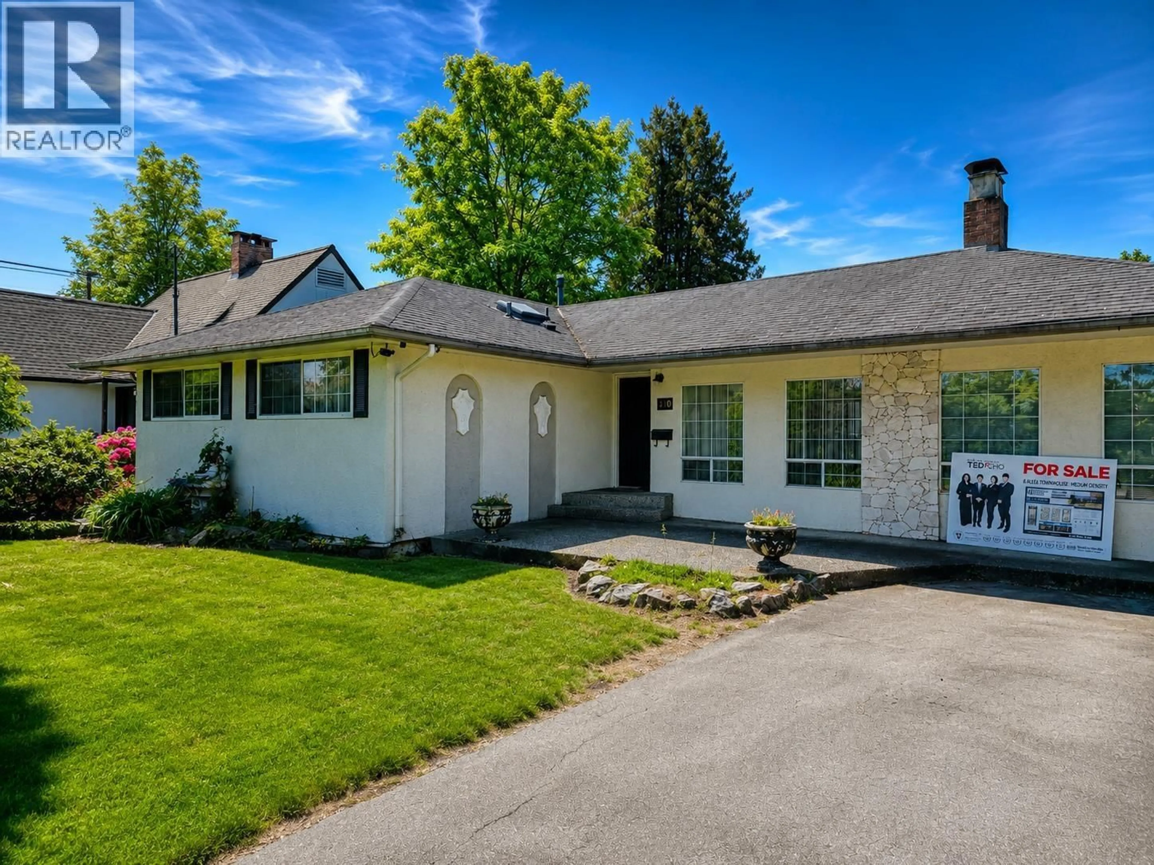 A pic from outside/outdoor area/front of a property/back of a property/a pic from drone, street for 810 ROCHESTER AVENUE, Coquitlam British Columbia V3K2W2