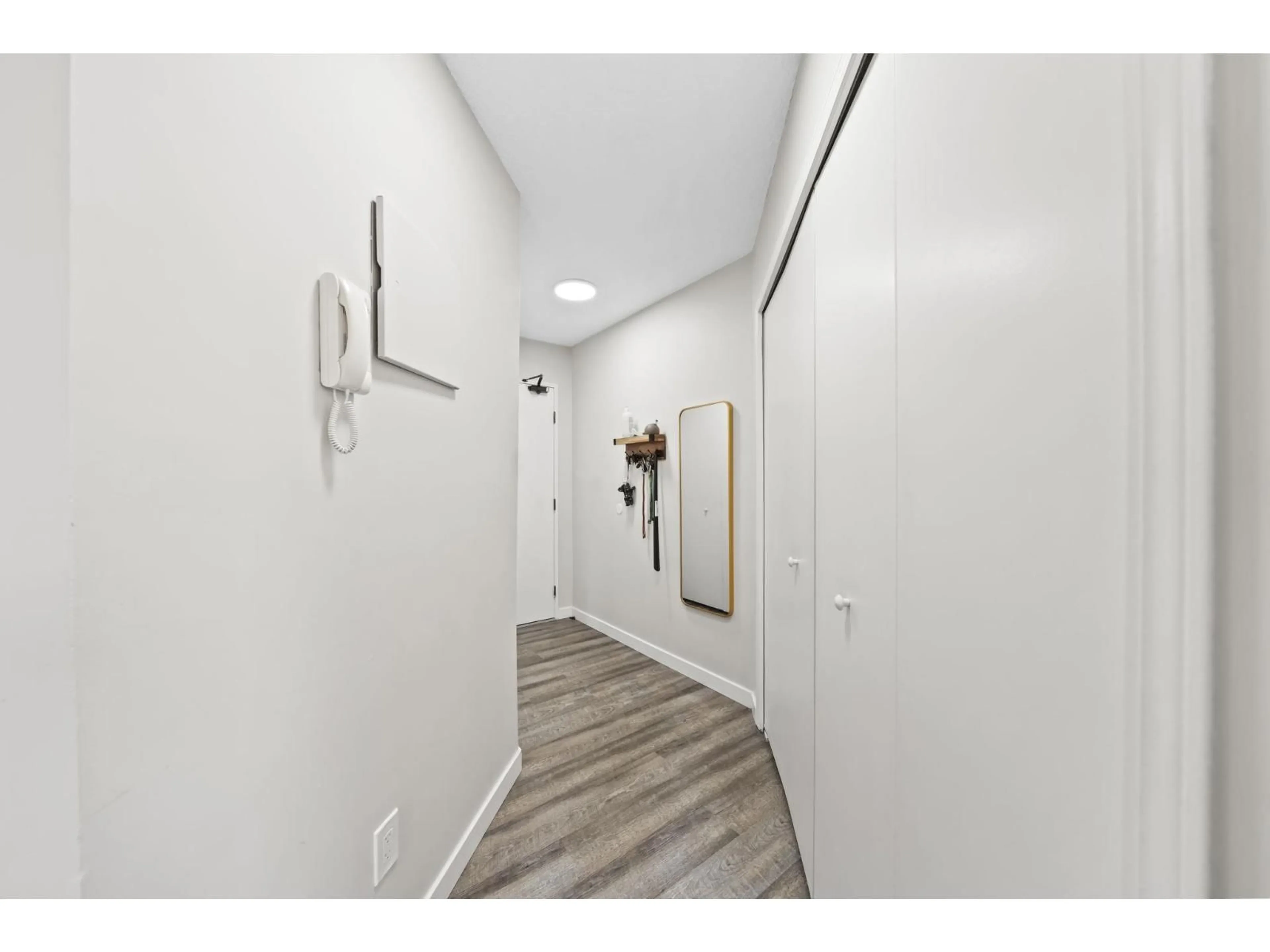 Indoor entryway for 112 - 1341 GEORGE STREET, White Rock British Columbia V4B4A1