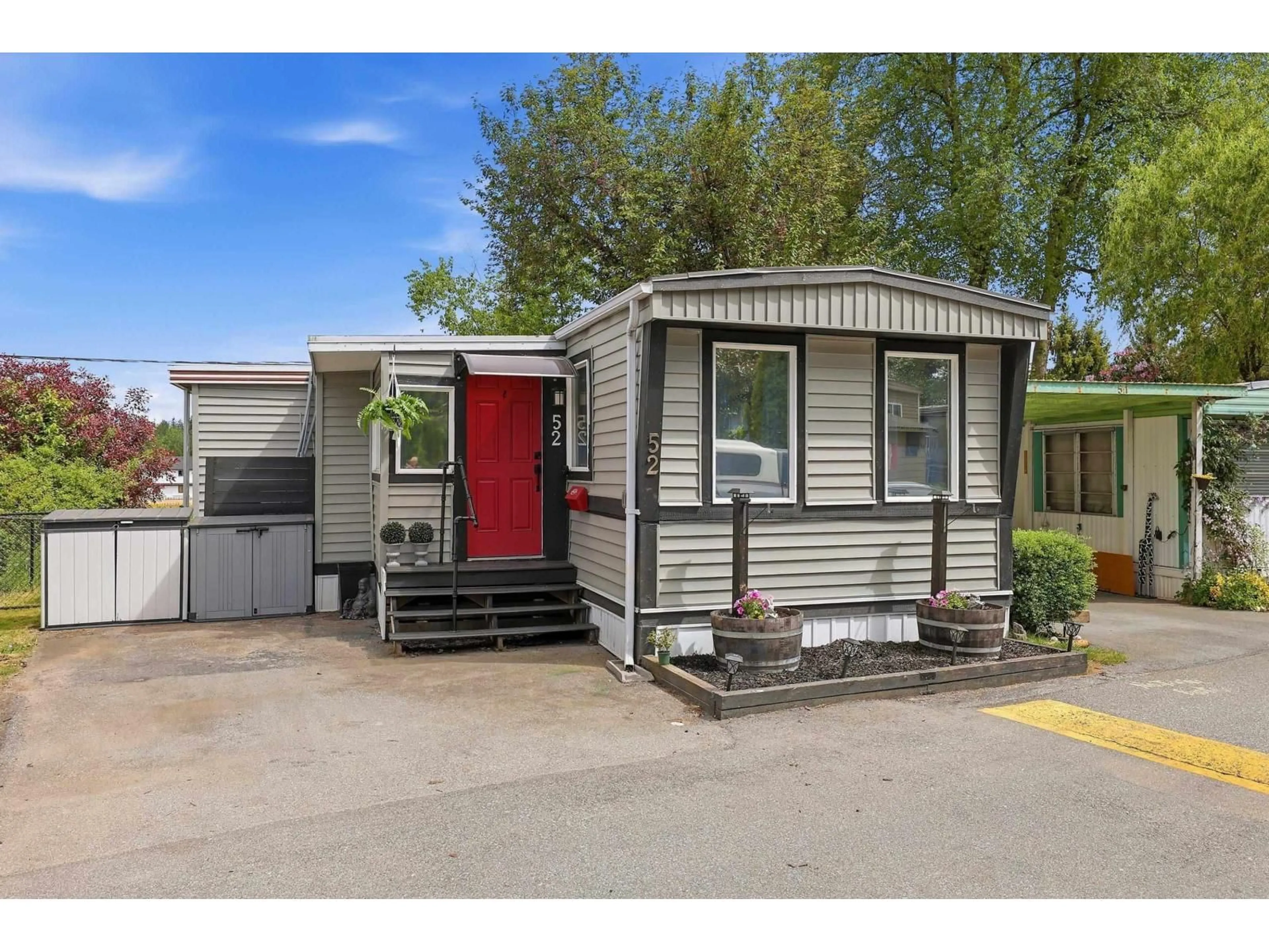 Home with vinyl exterior material, street for 52 - 24330 FRASER HIGHWAY, Langley British Columbia V2Z1N2