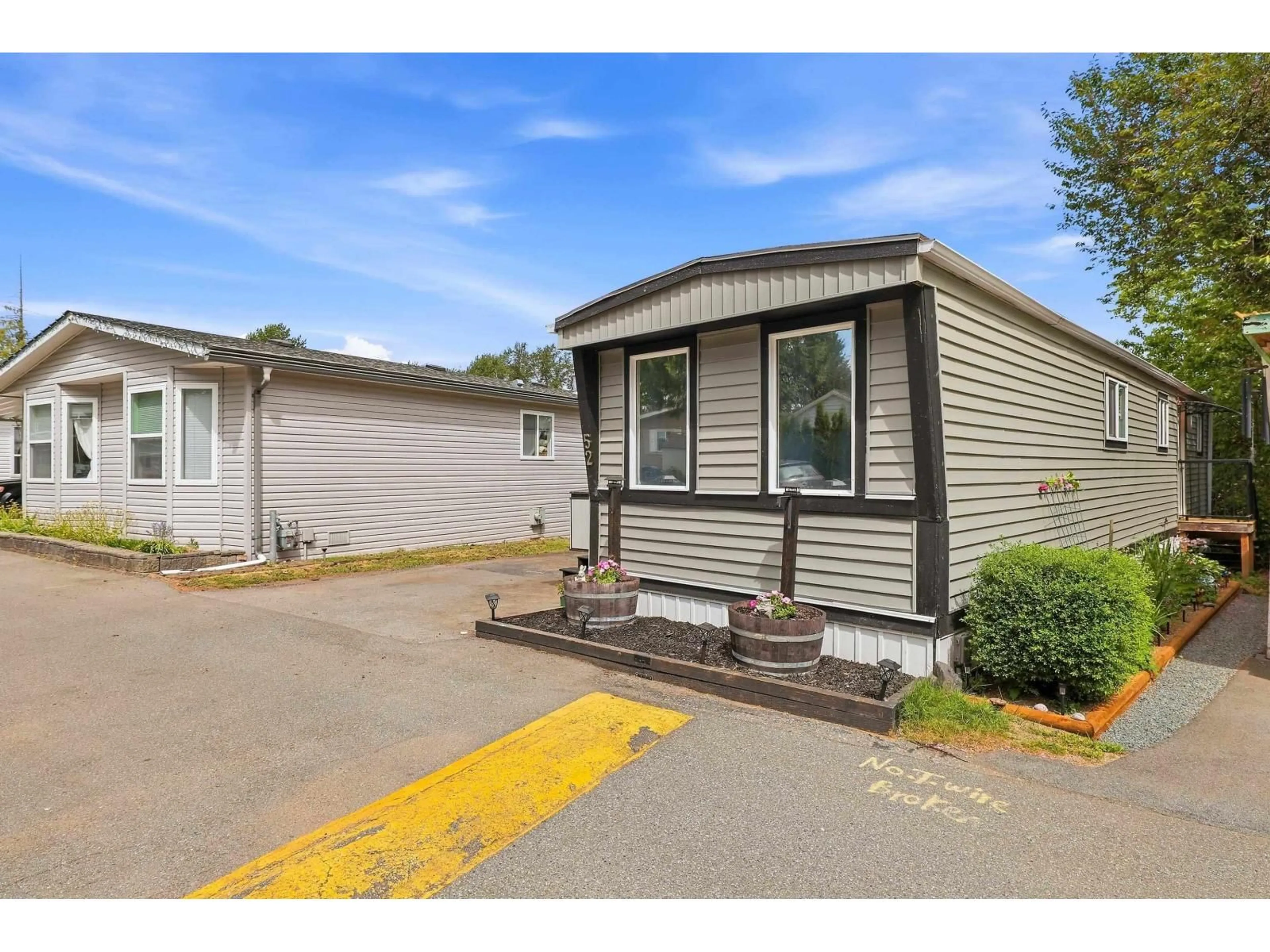 Home with vinyl exterior material, street for 52 - 24330 FRASER HIGHWAY, Langley British Columbia V2Z1N2