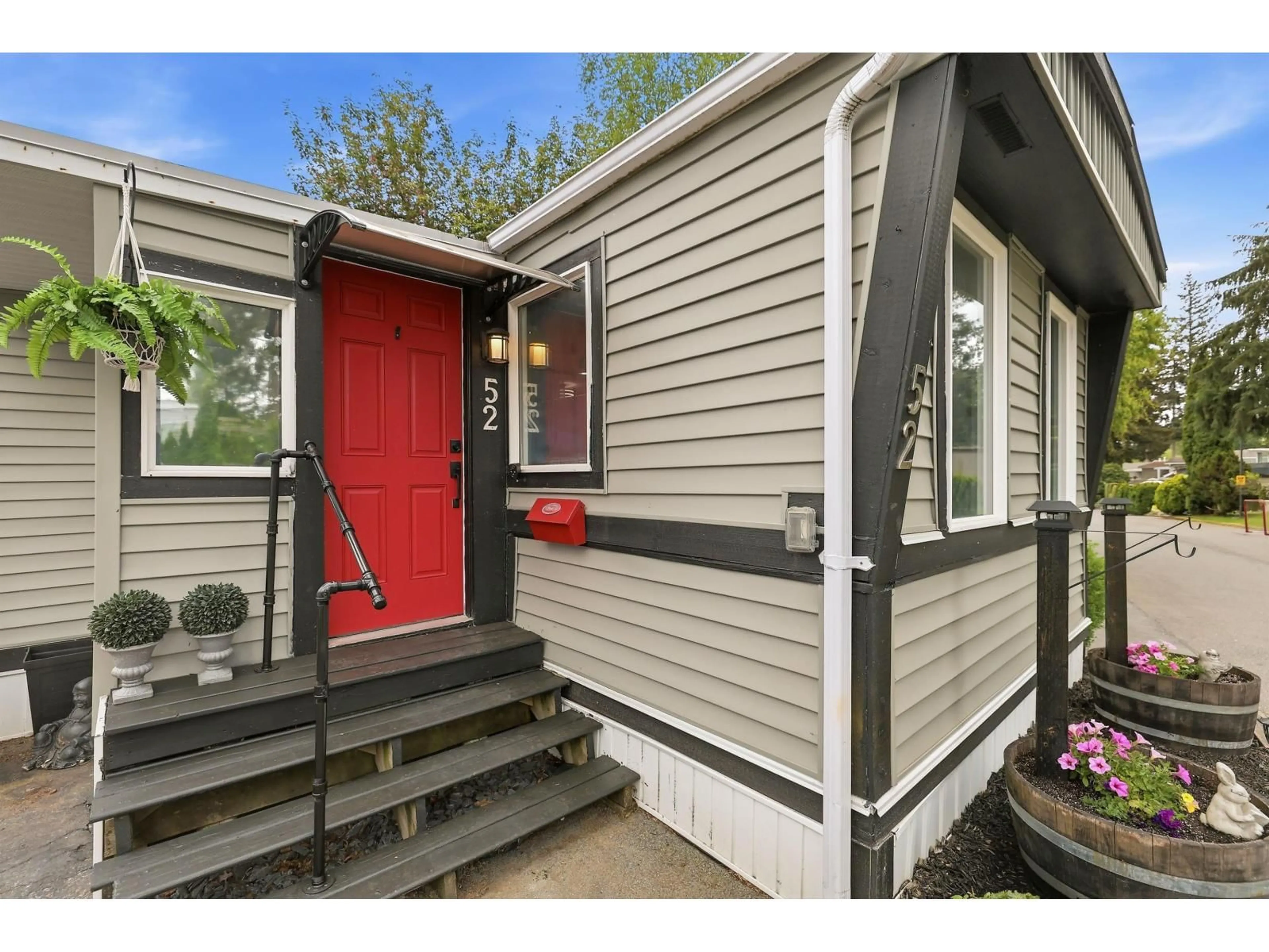 Home with vinyl exterior material, street for 52 - 24330 FRASER HIGHWAY, Langley British Columbia V2Z1N2
