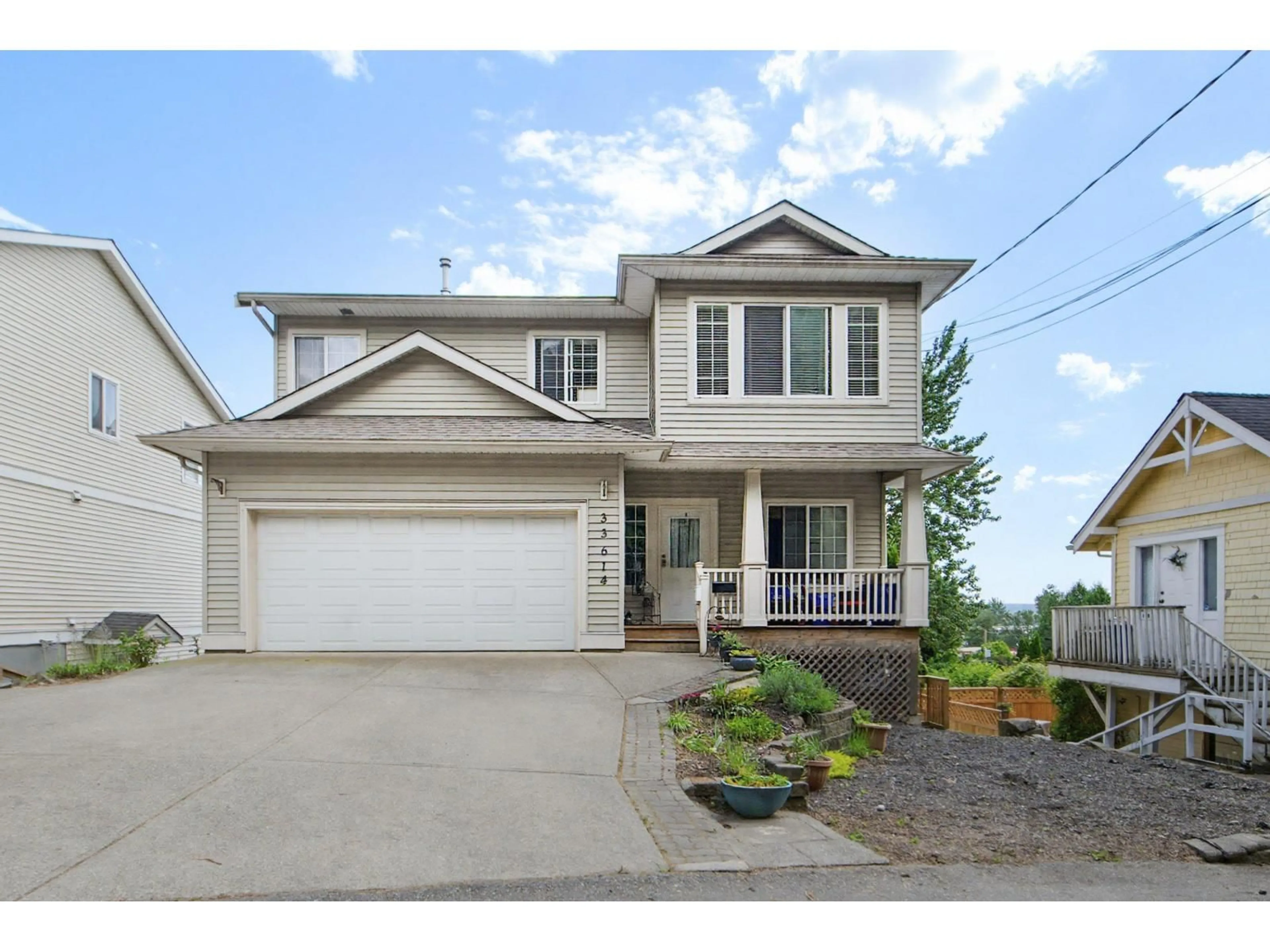 Home with vinyl exterior material, street for 33614 3 AVENUE, Mission British Columbia V2V1P6
