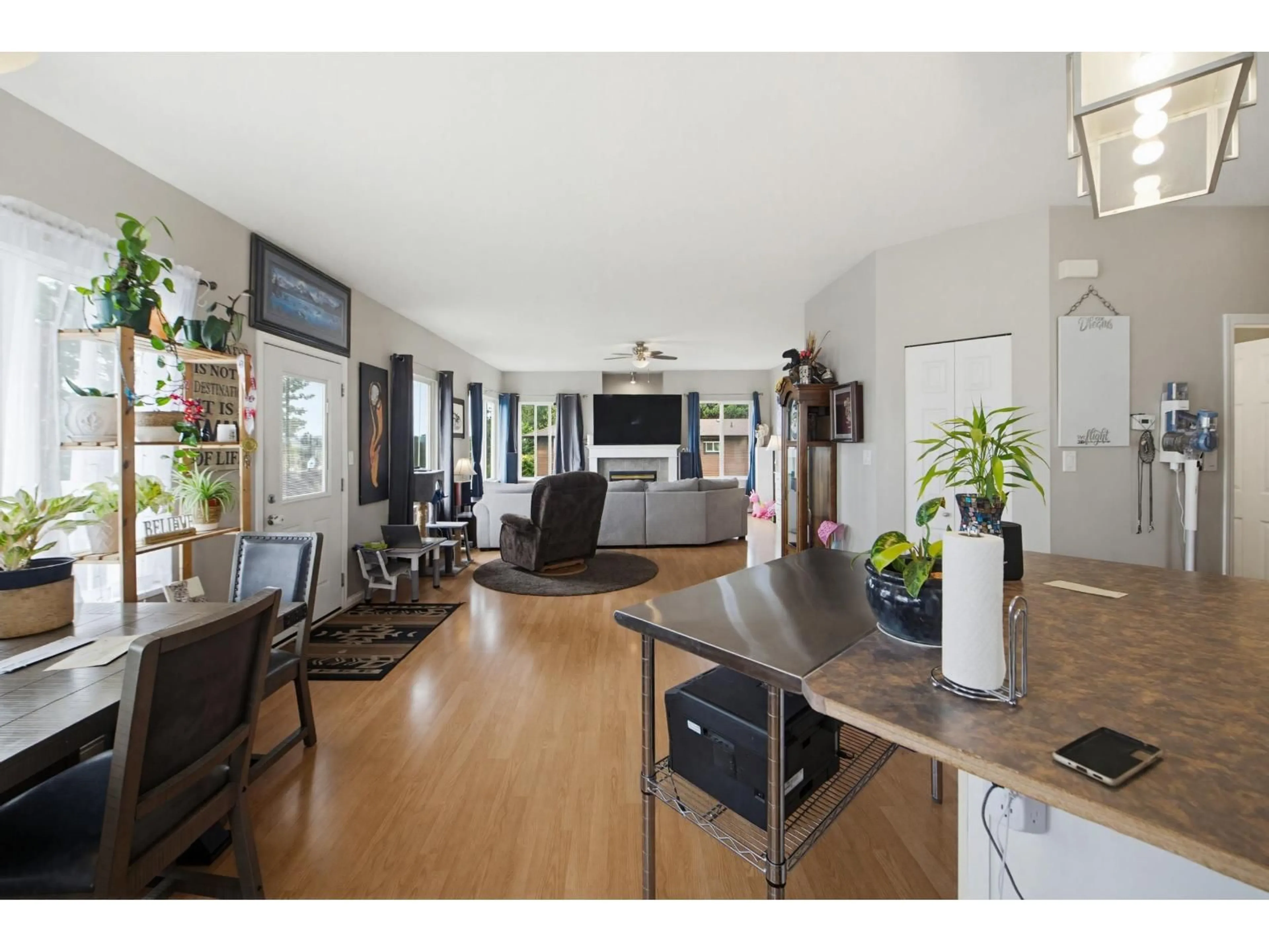 Open concept kitchen, wood/laminate floor for 33614 3 AVENUE, Mission British Columbia V2V1P6