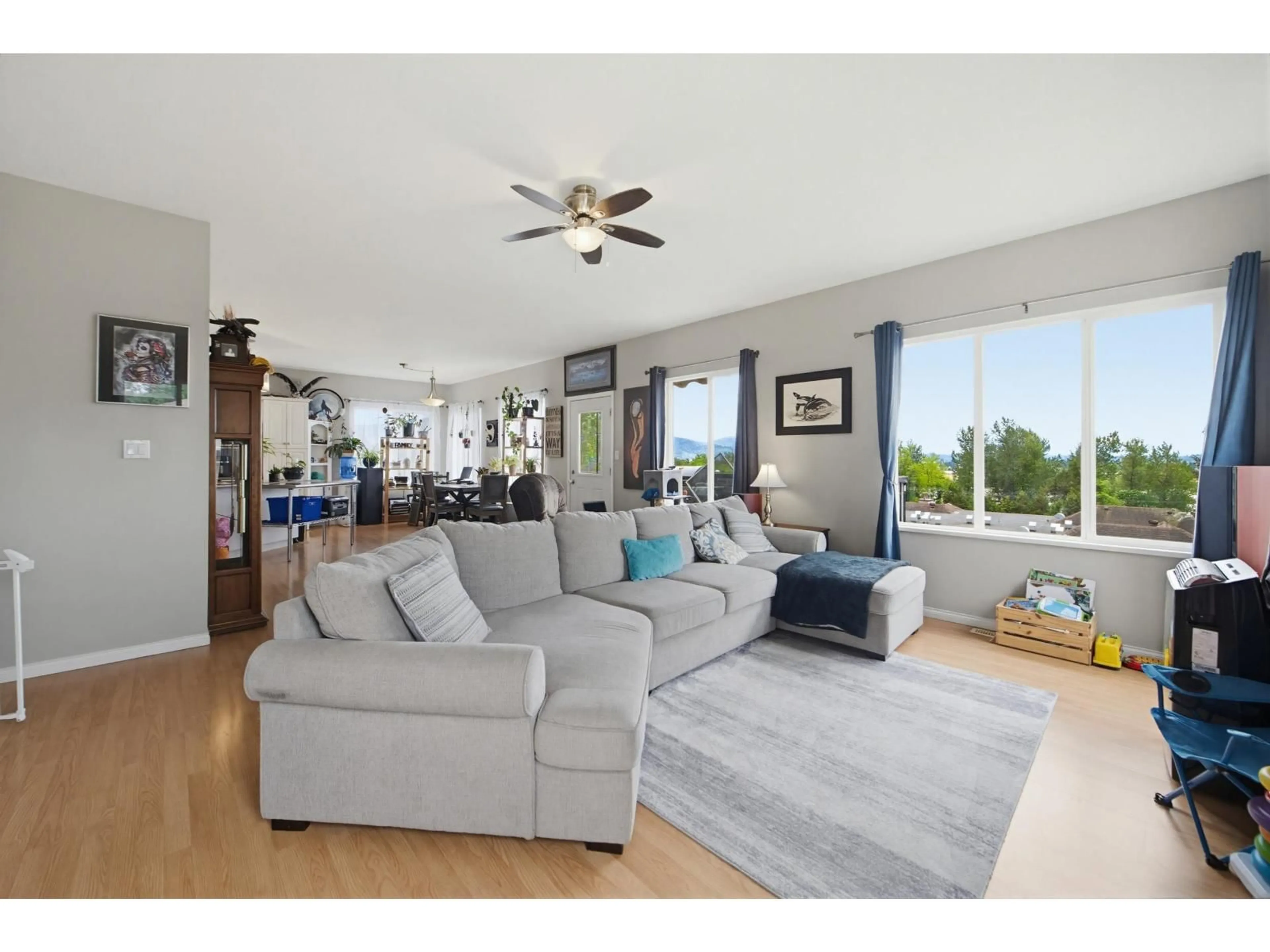 Living room with furniture, unknown for 33614 3 AVENUE, Mission British Columbia V2V1P6