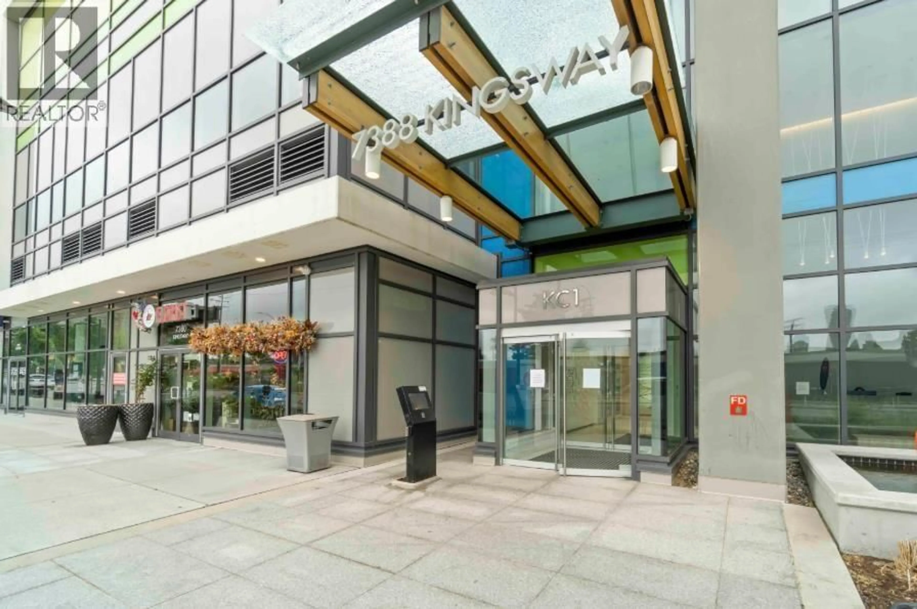 Indoor foyer for 1706 - 7388 KINGSWAY, Burnaby British Columbia V3N0G9
