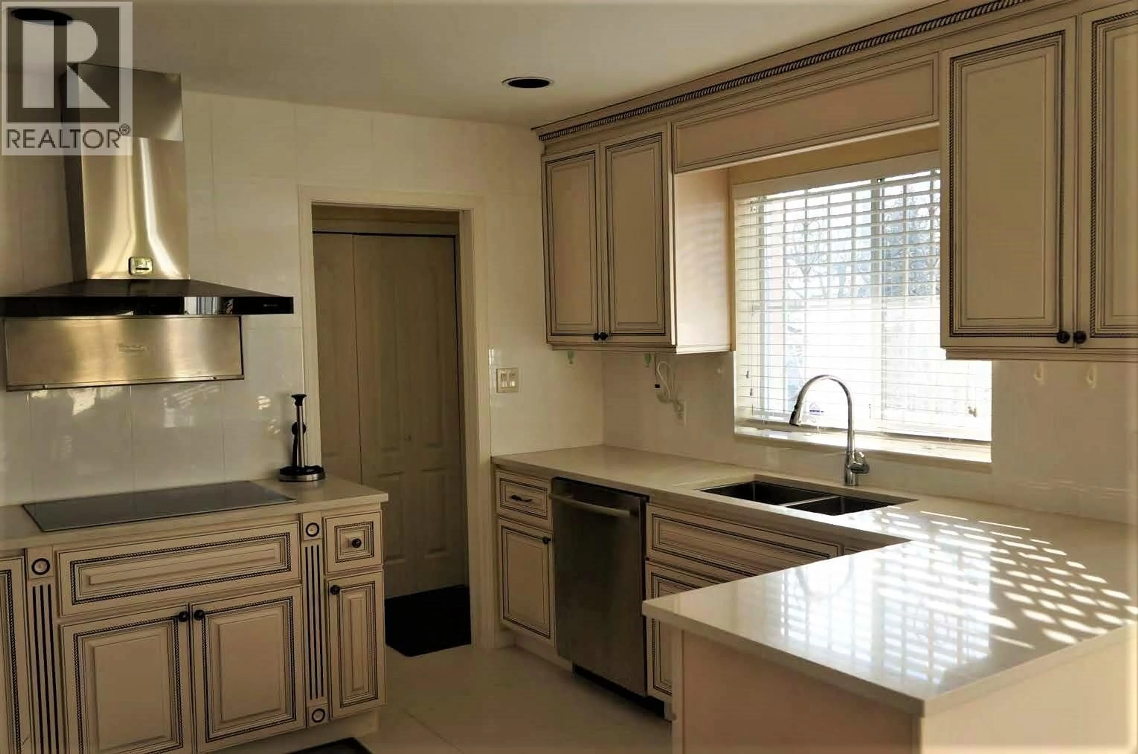 Standard kitchen, ceramic/tile floor for 122 43RD AVENUE, Vancouver British Columbia V5Y2T7