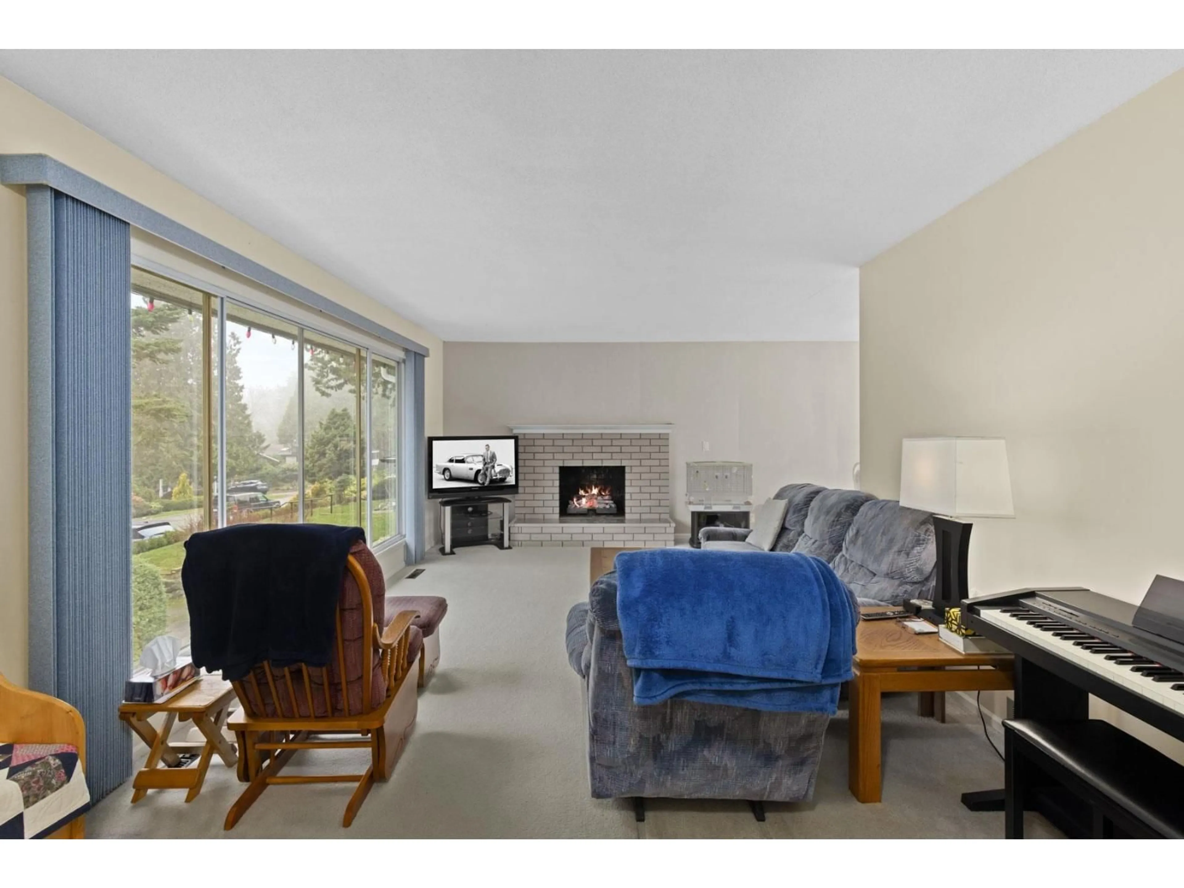 Living room with furniture, unknown for 13771 MALABAR AVENUE, White Rock British Columbia V4B2X8