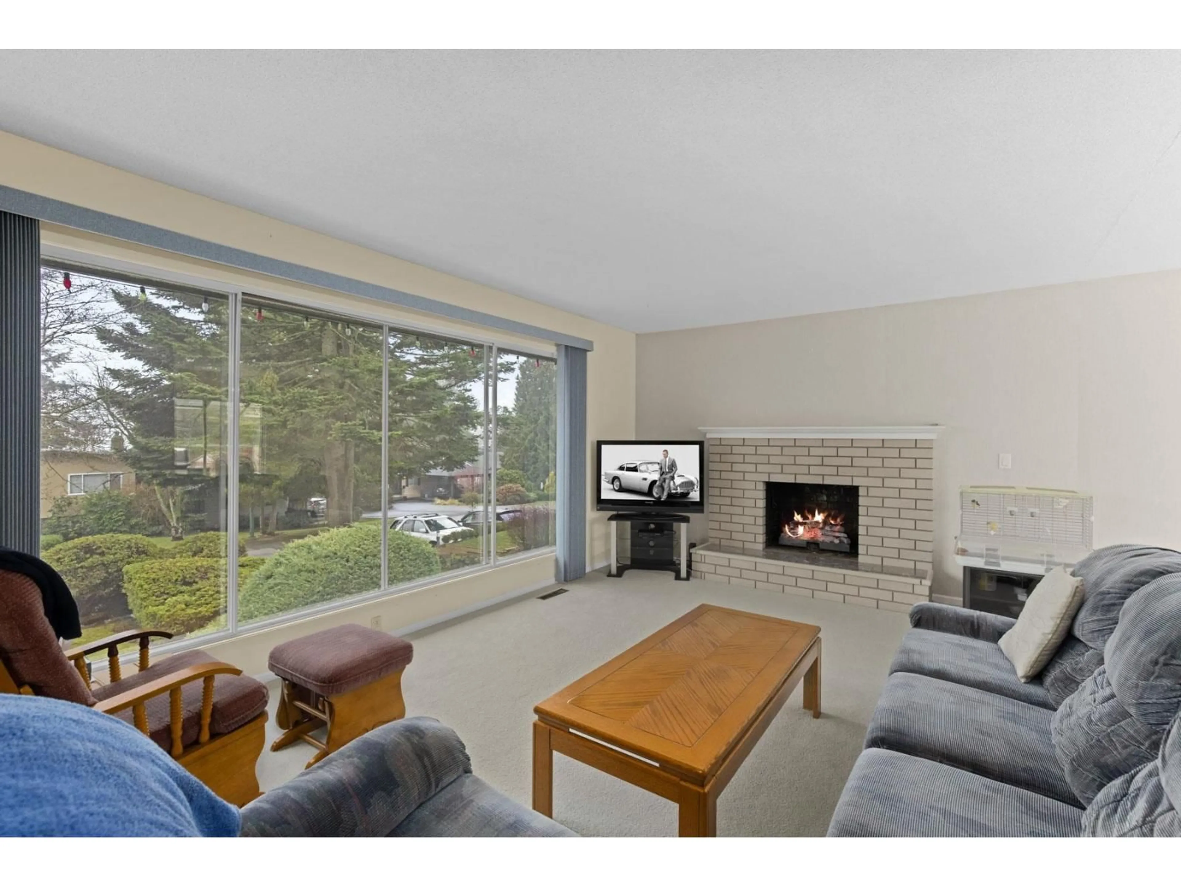Living room with furniture, unknown for 13771 MALABAR AVENUE, White Rock British Columbia V4B2X8