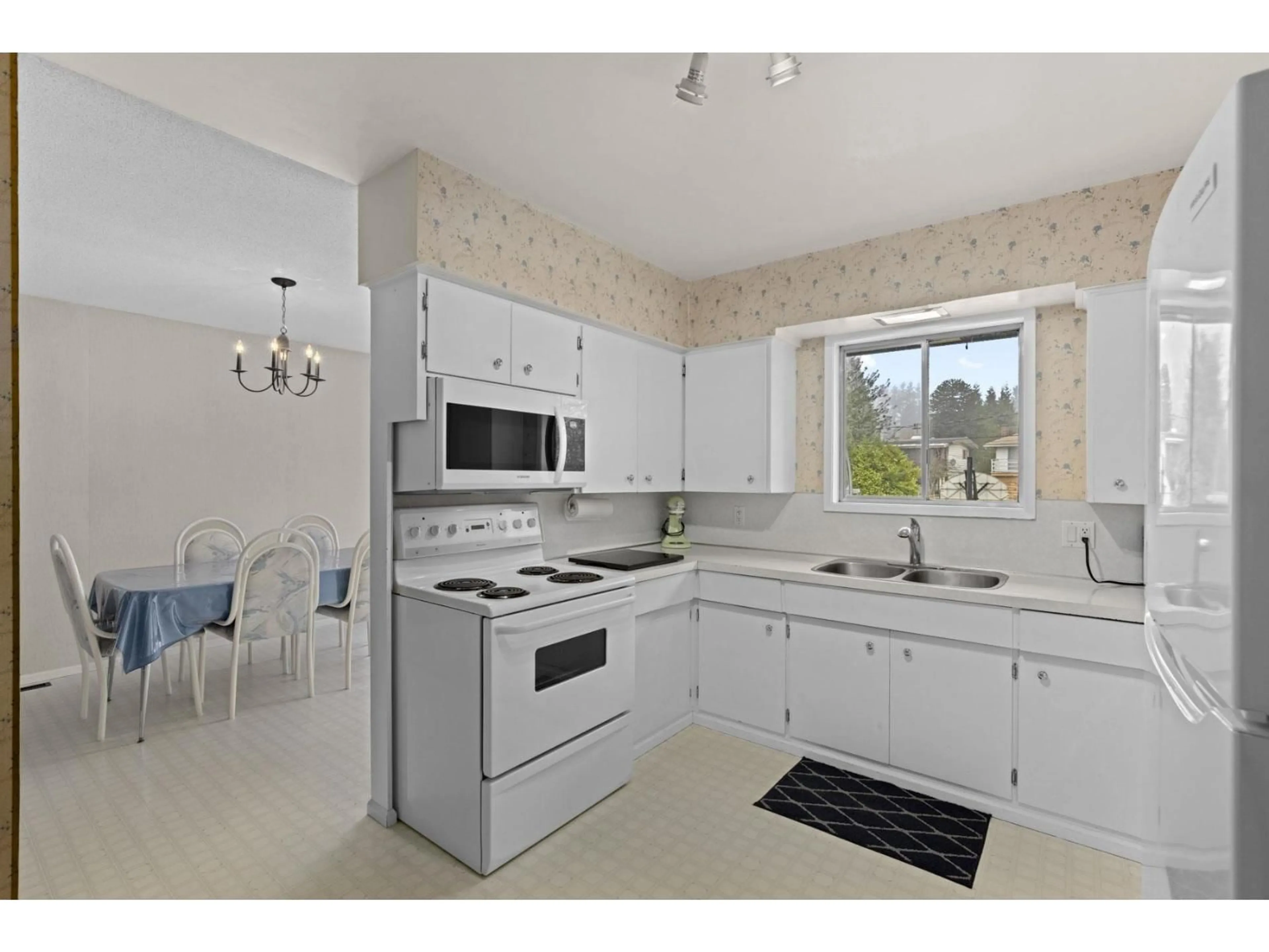 Standard kitchen, ceramic/tile floor for 13771 MALABAR AVENUE, White Rock British Columbia V4B2X8