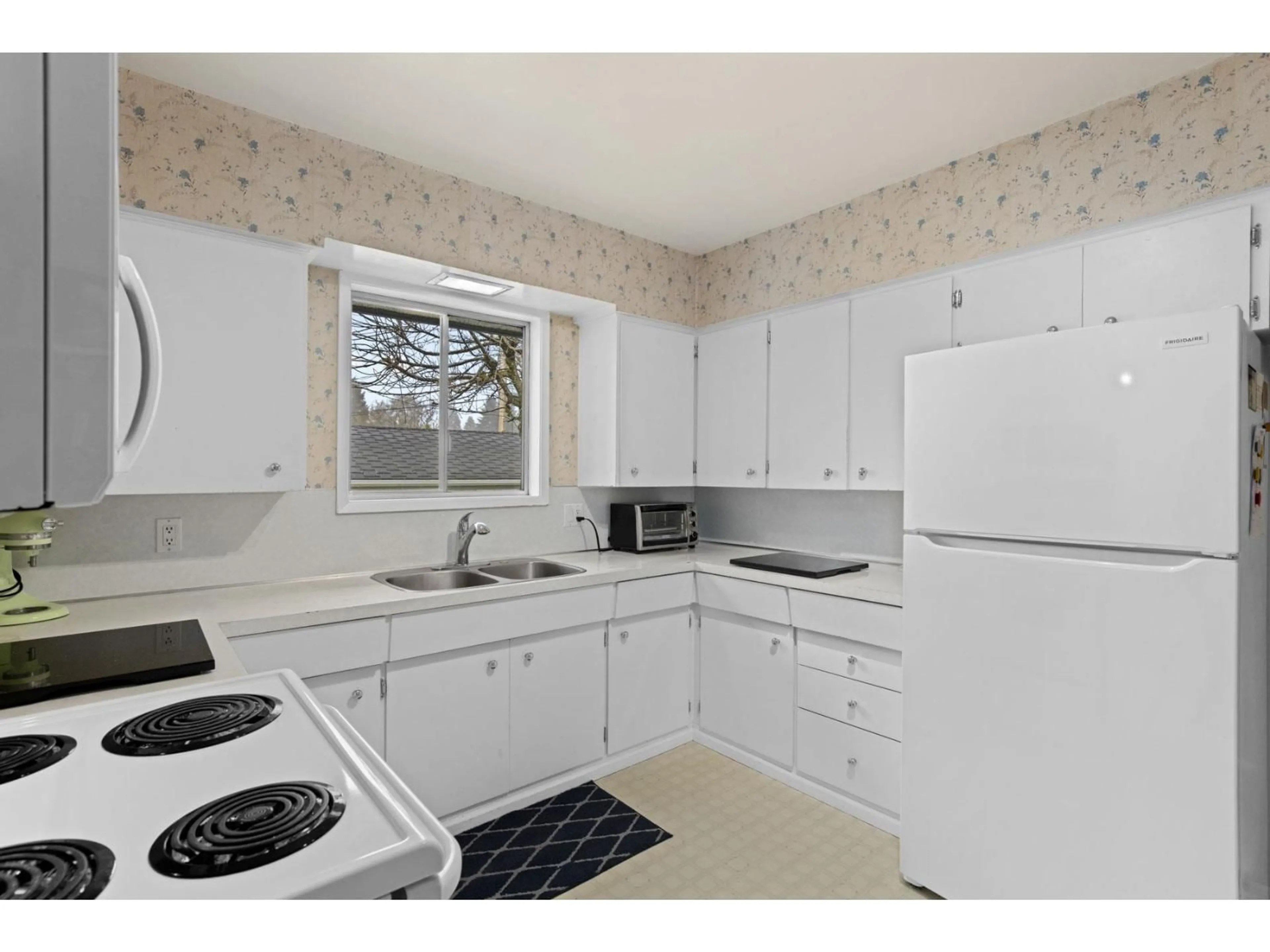 Standard kitchen, unknown for 13771 MALABAR AVENUE, White Rock British Columbia V4B2X8