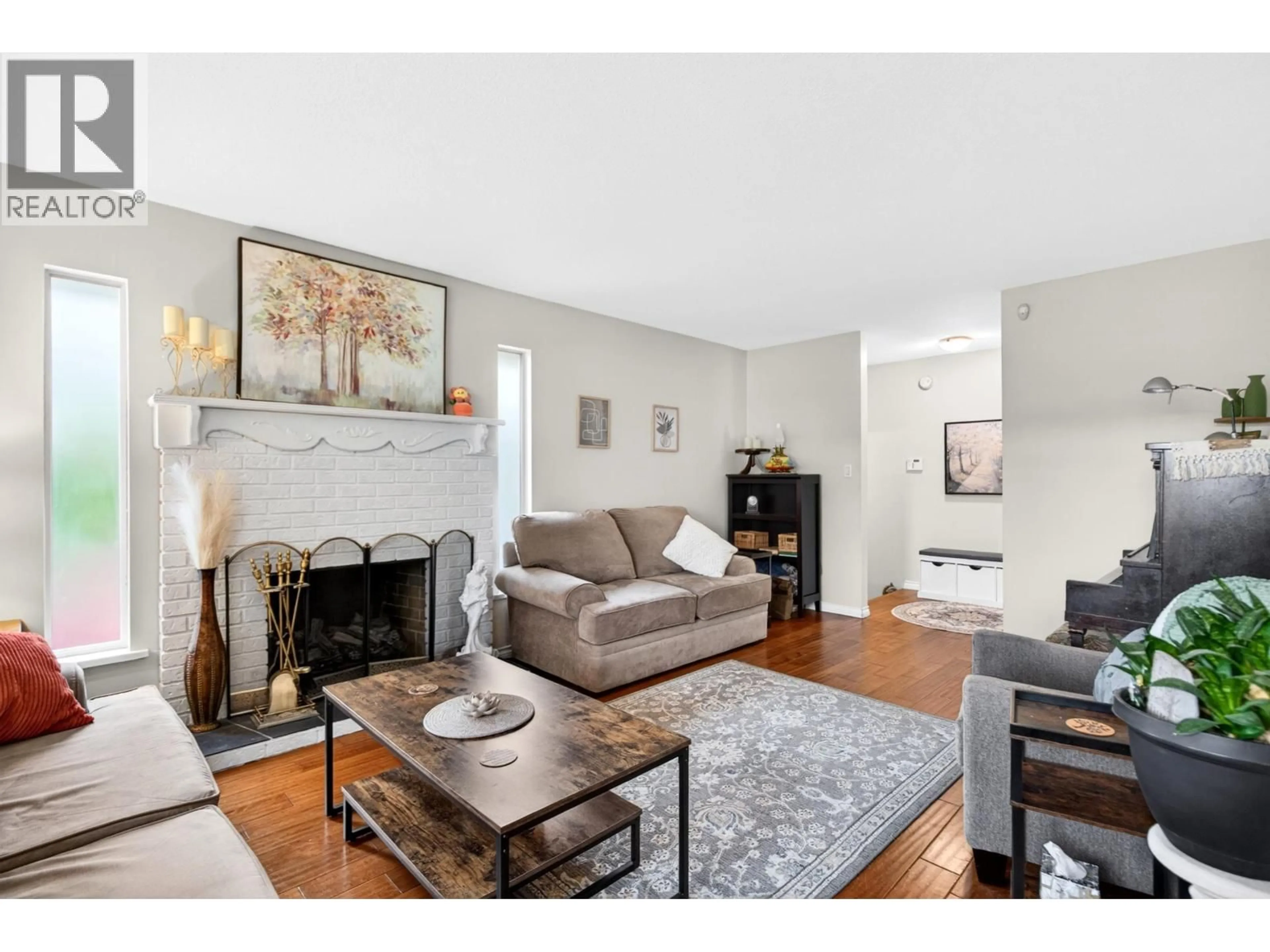 Living room with furniture, unknown for 22146 ISAAC CRESCENT, Maple Ridge British Columbia V2X0W2