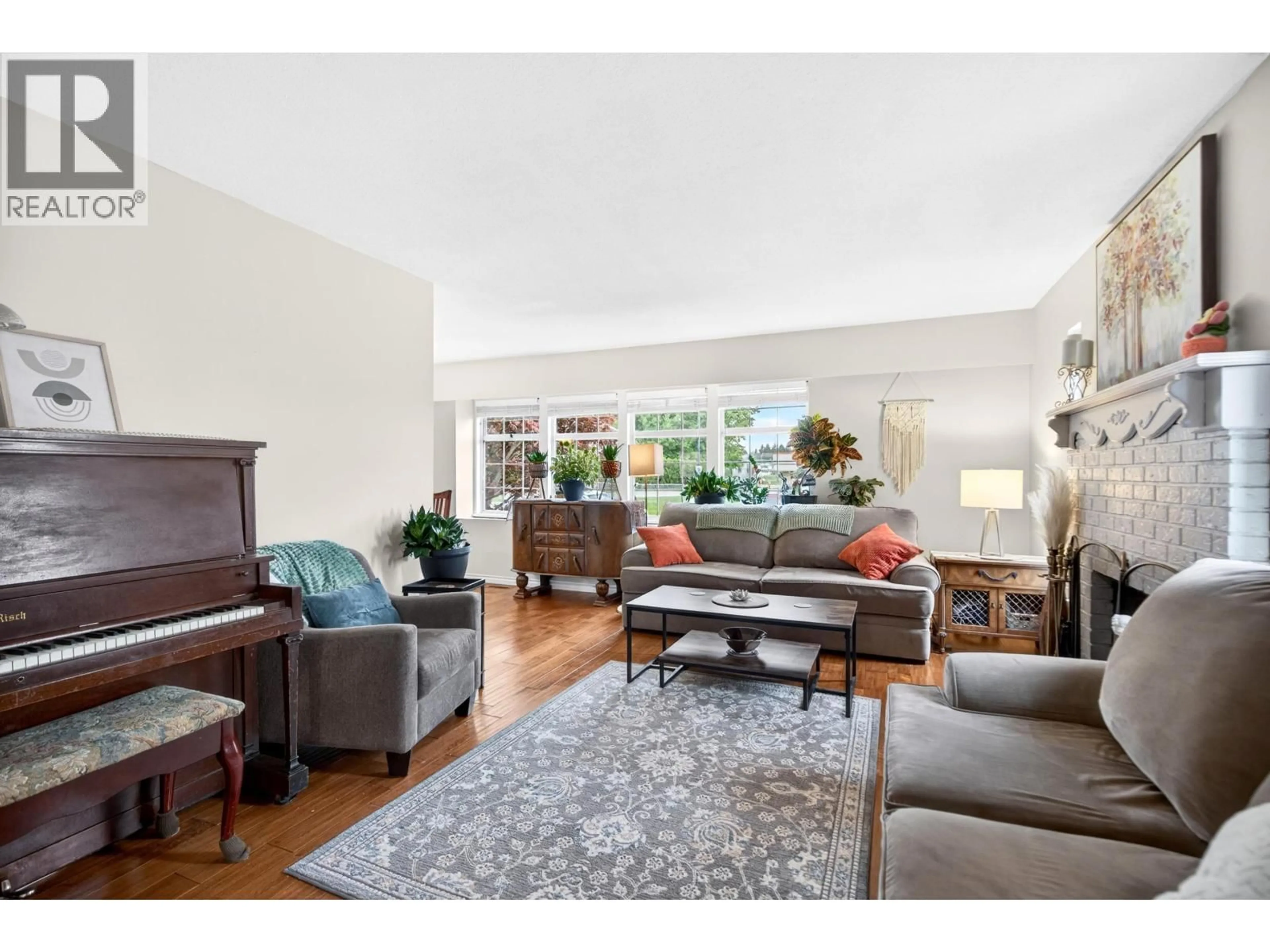 Living room with furniture, unknown for 22146 ISAAC CRESCENT, Maple Ridge British Columbia V2X0W2