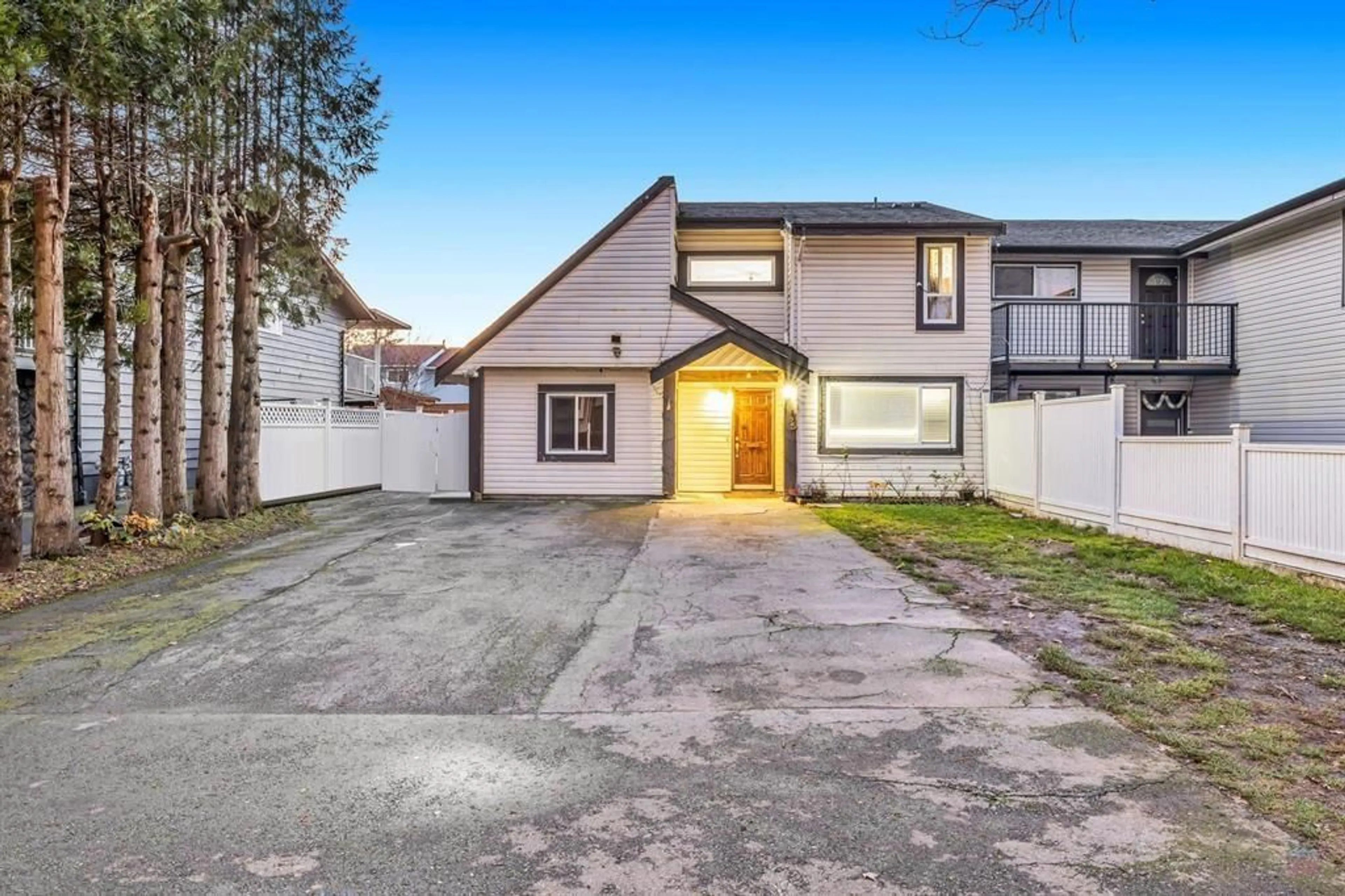 A pic from outside/outdoor area/front of a property/back of a property/a pic from drone, street for 7295 130A STREET, Surrey British Columbia V3W6E9