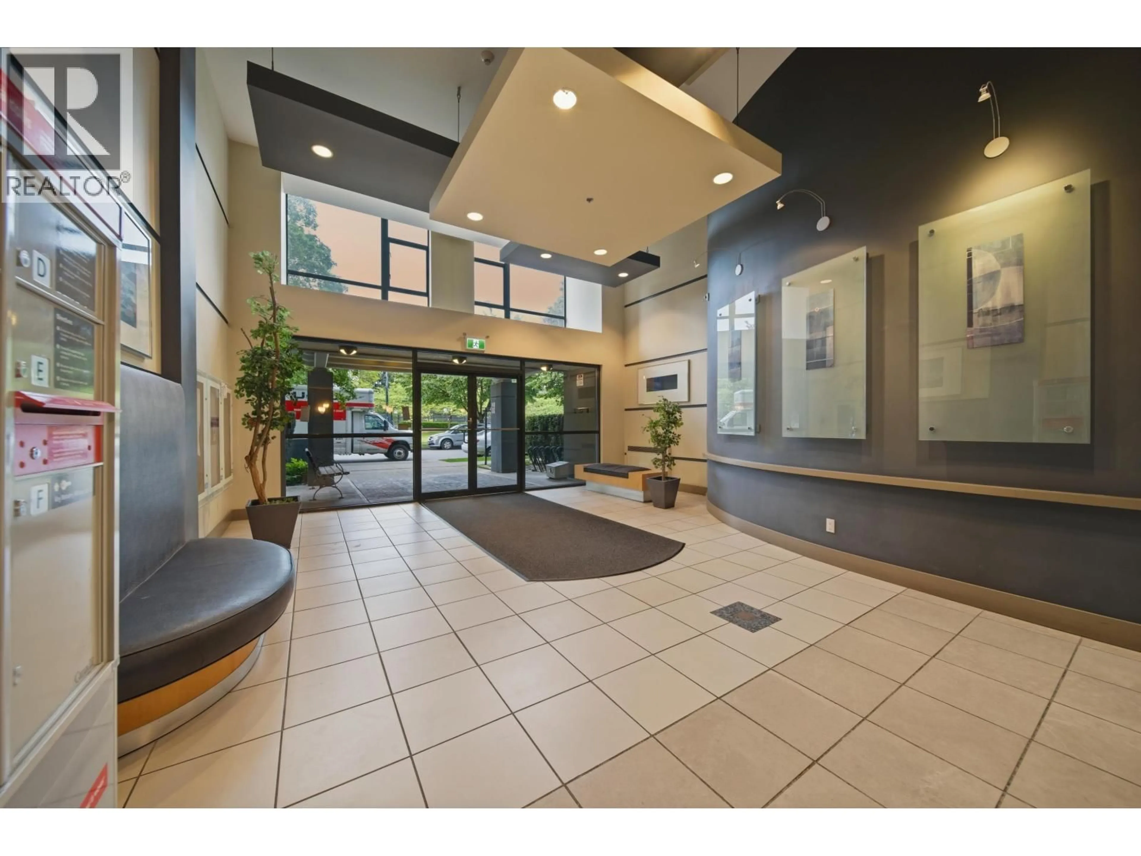 Indoor foyer for 803 - 3520 CROWLEY DRIVE, Vancouver British Columbia V5R6G9