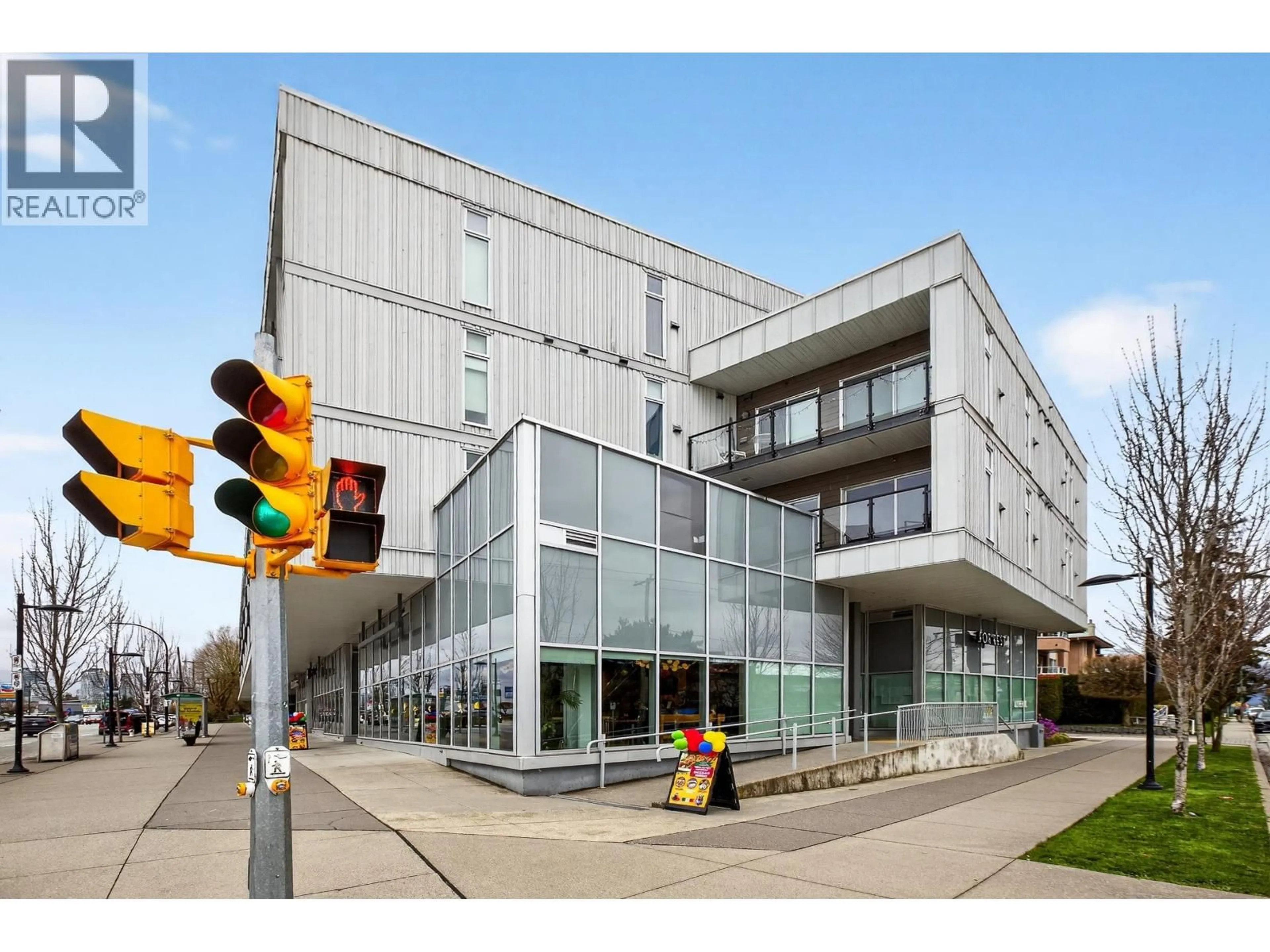 Indoor foyer for 215 - 6283 KINGSWAY AVENUE, Burnaby British Columbia V5J0H3