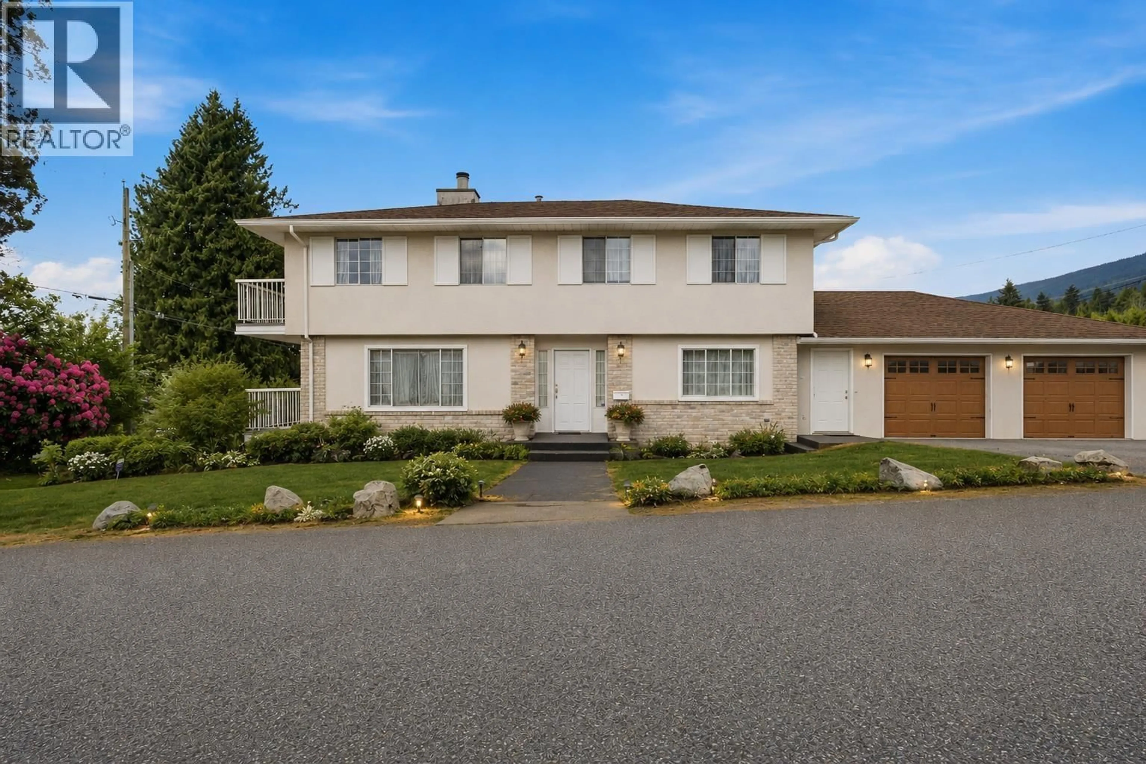 Home with vinyl exterior material, street for 1227 12TH STREET, West Vancouver British Columbia V7T2N6