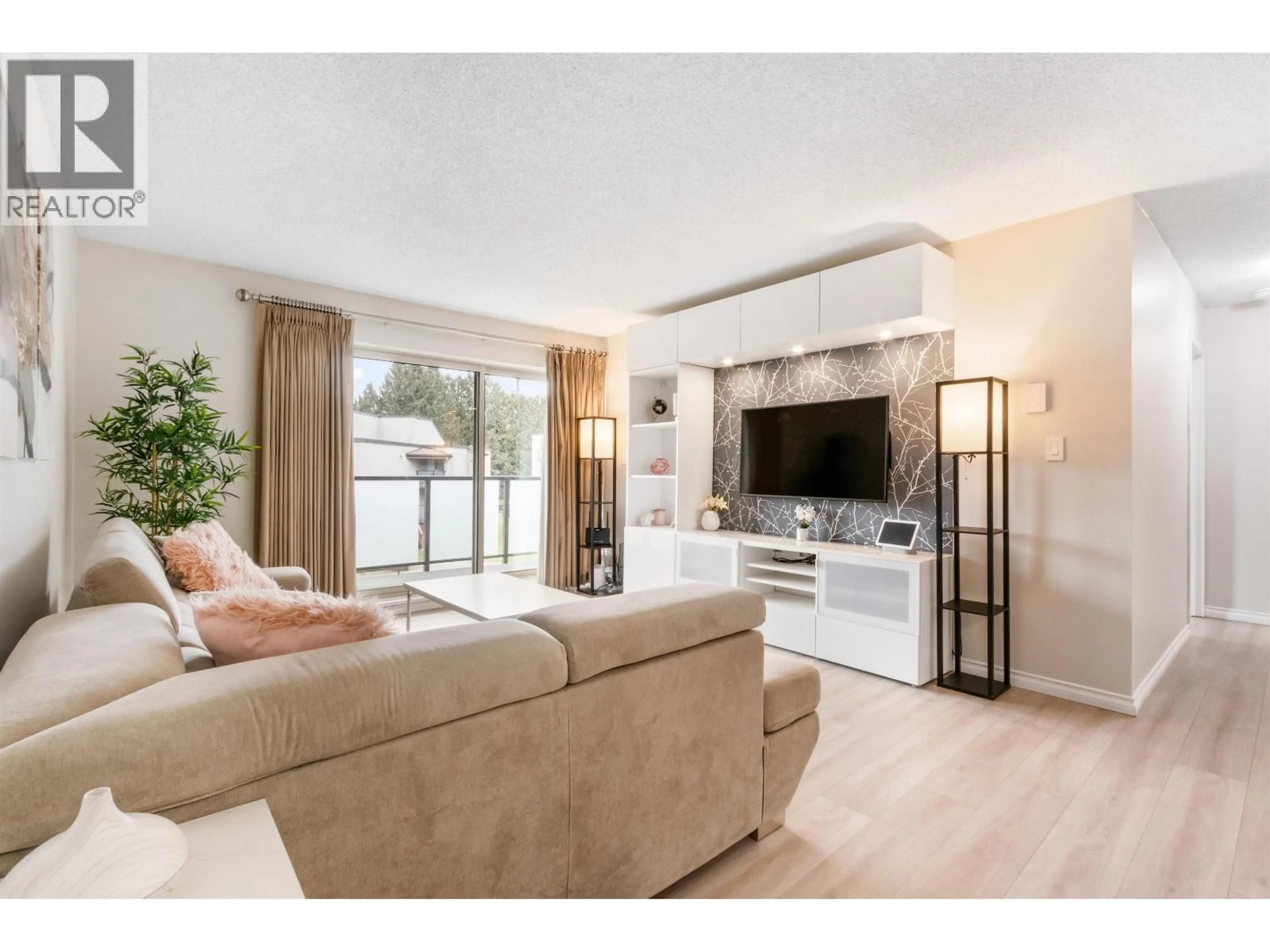 Living room with furniture, unknown for 324 - 4373 HALIFAX STREET, Burnaby British Columbia V5C5Z2