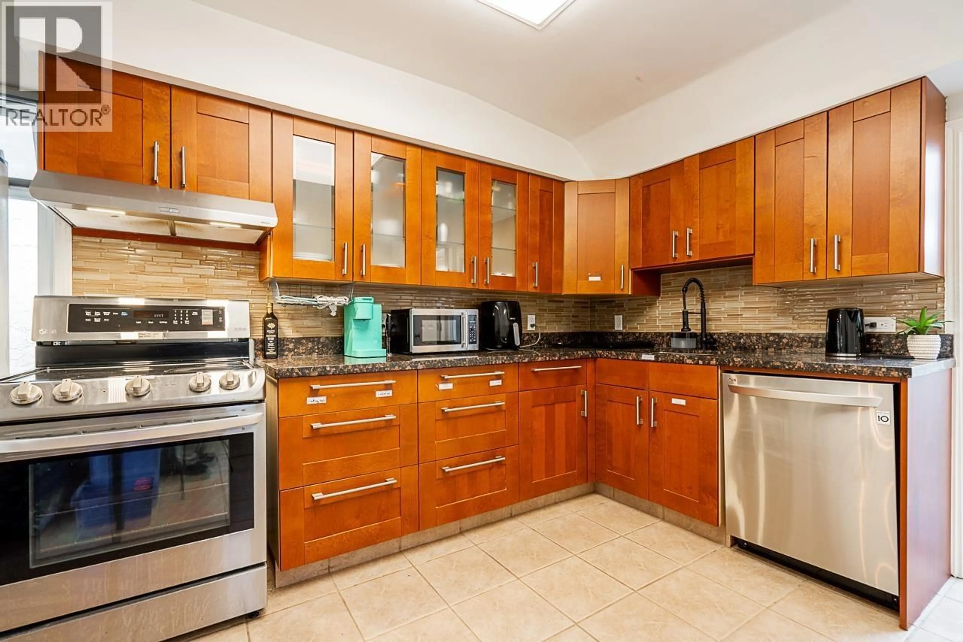 Standard kitchen, ceramic/tile floor for 5959 MCMURRAY AVENUE, Burnaby British Columbia V5H3E5