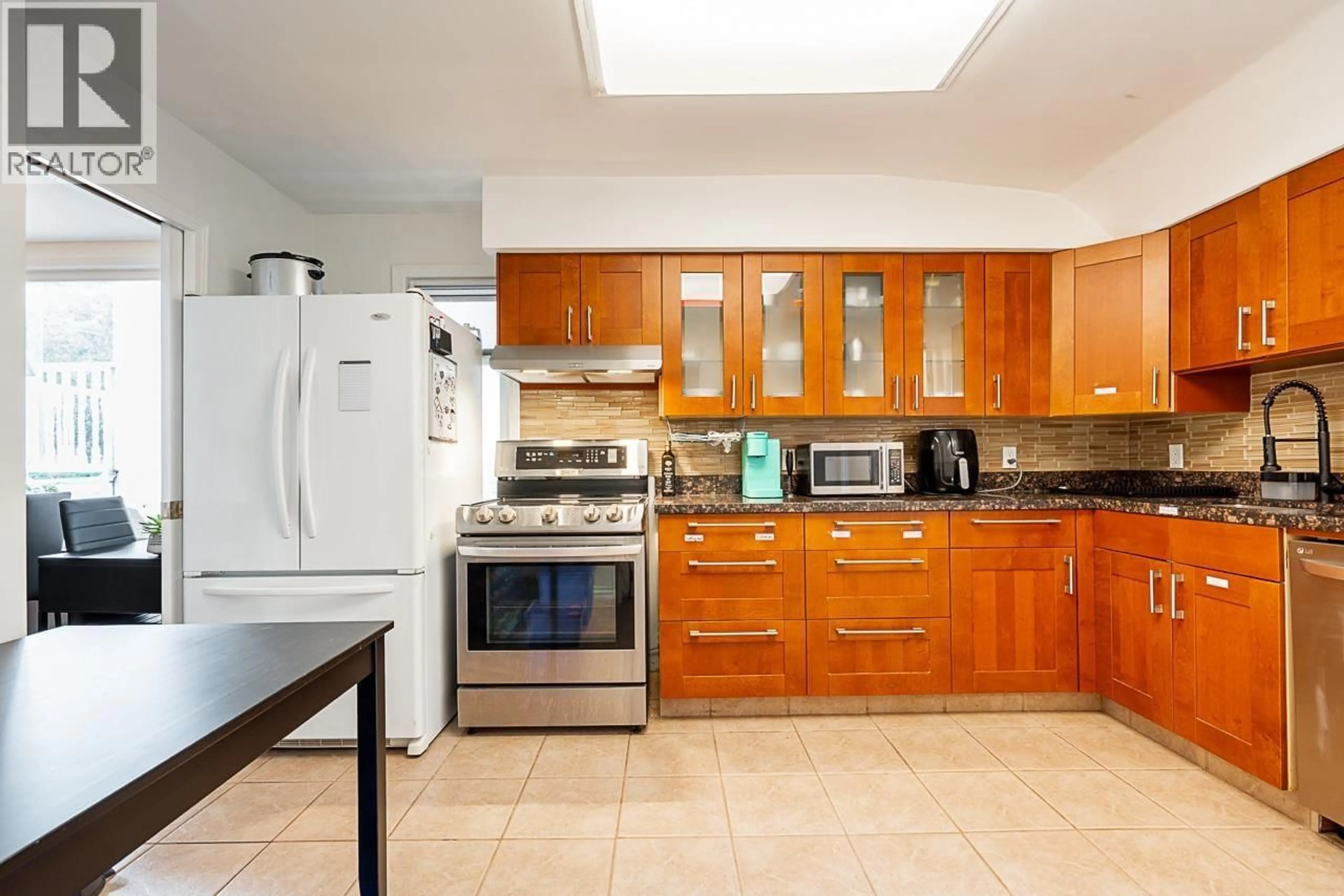 Standard kitchen, ceramic/tile floor for 5959 MCMURRAY AVENUE, Burnaby British Columbia V5H3E5