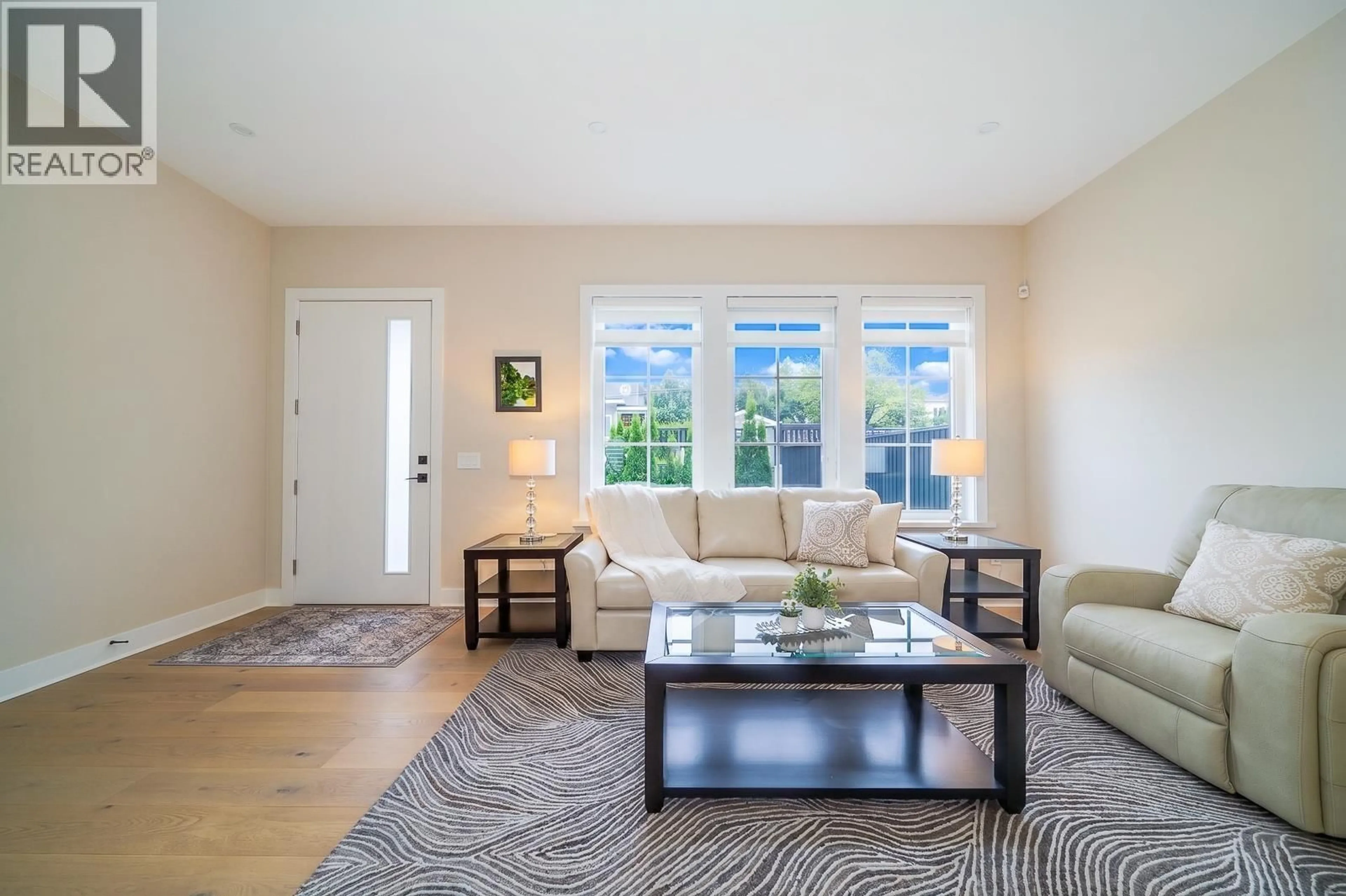 Living room with furniture, unknown for 4643 BOND STREET, Burnaby British Columbia V5H1G7