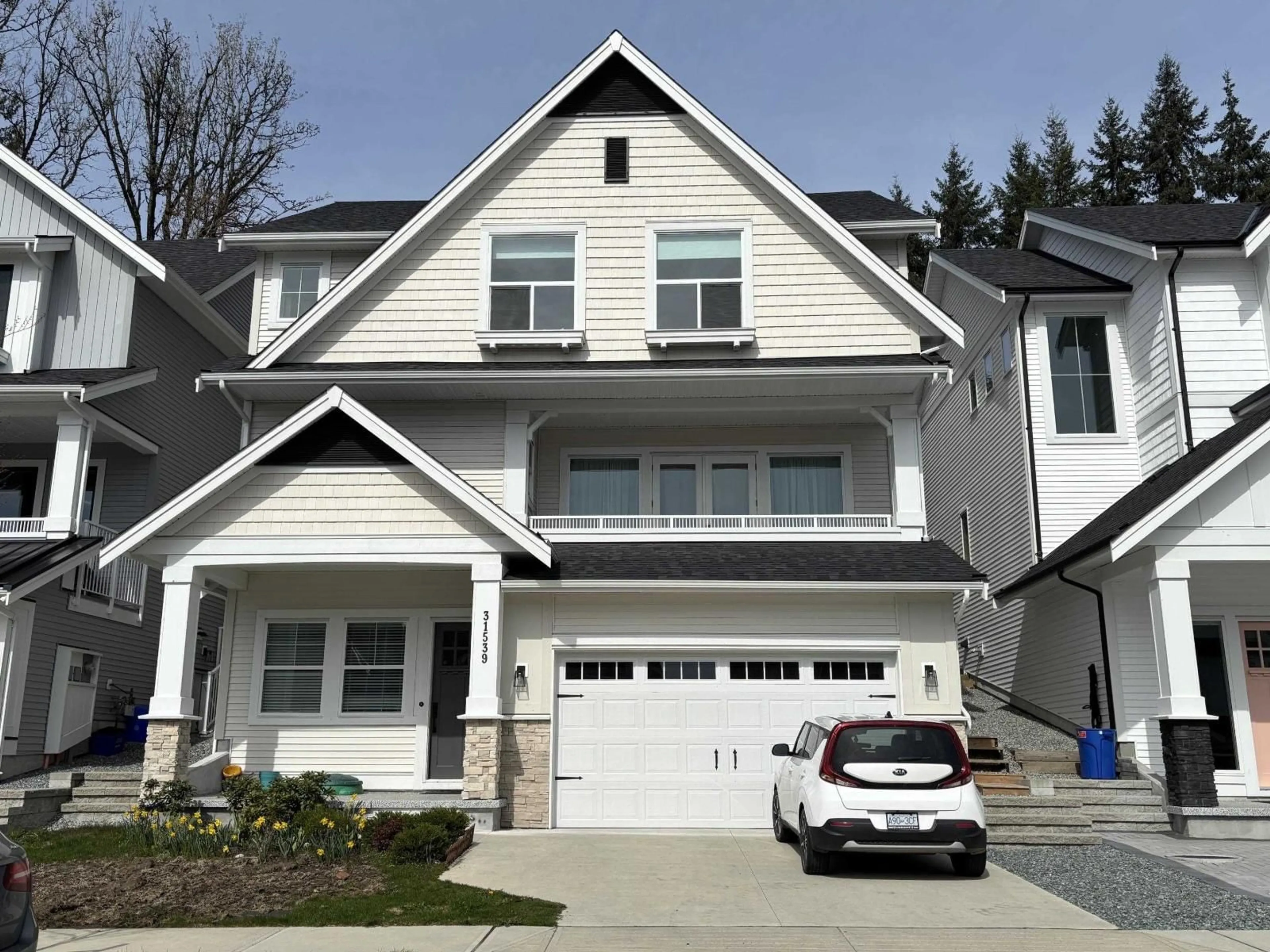 Home with vinyl exterior material, street for 31539 BURNHAM PLACE, Mission British Columbia V4S0E8
