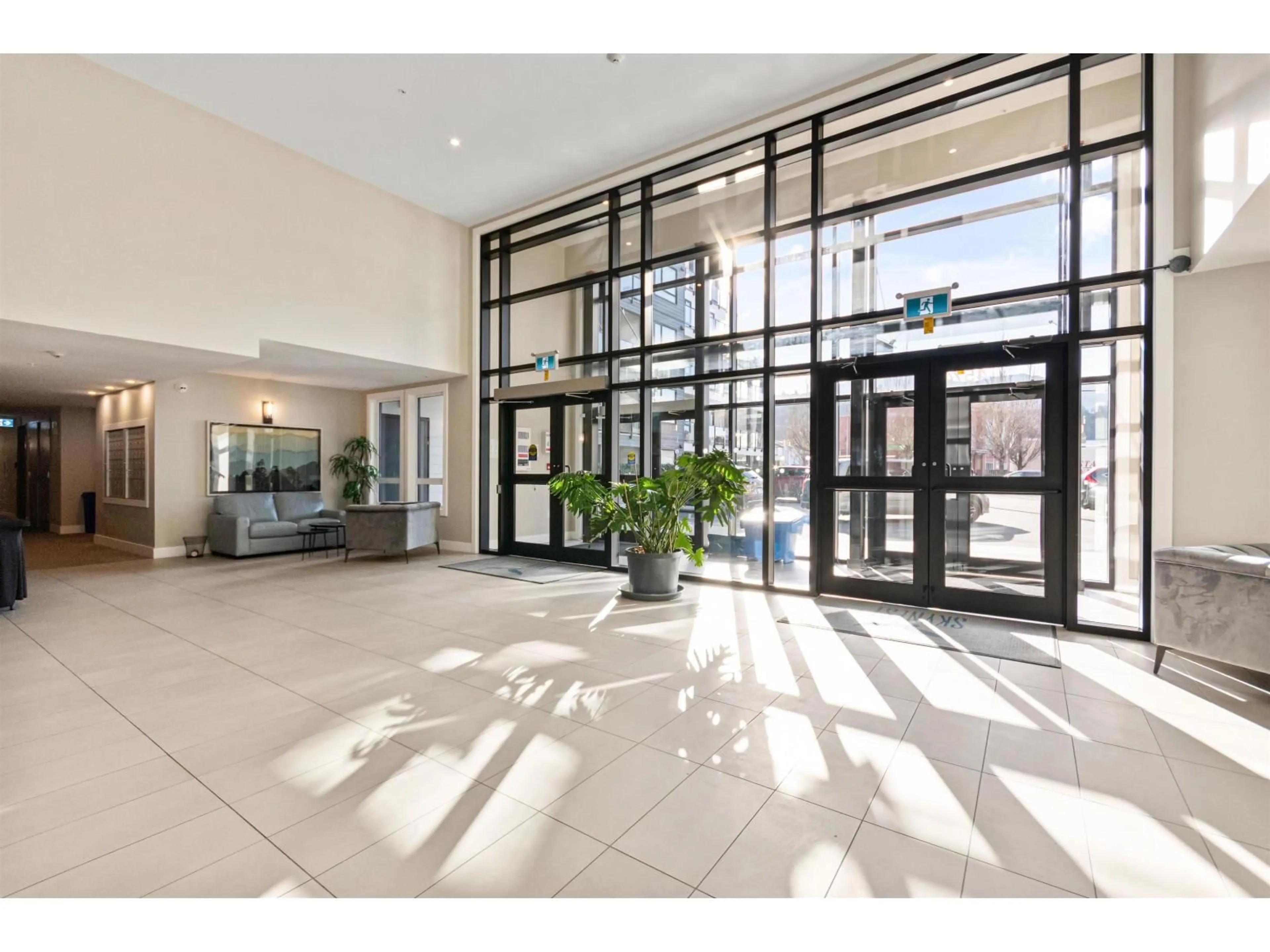 Indoor foyer for 604 - 45745 WATSON ROAD, Chilliwack British Columbia V2R6K3