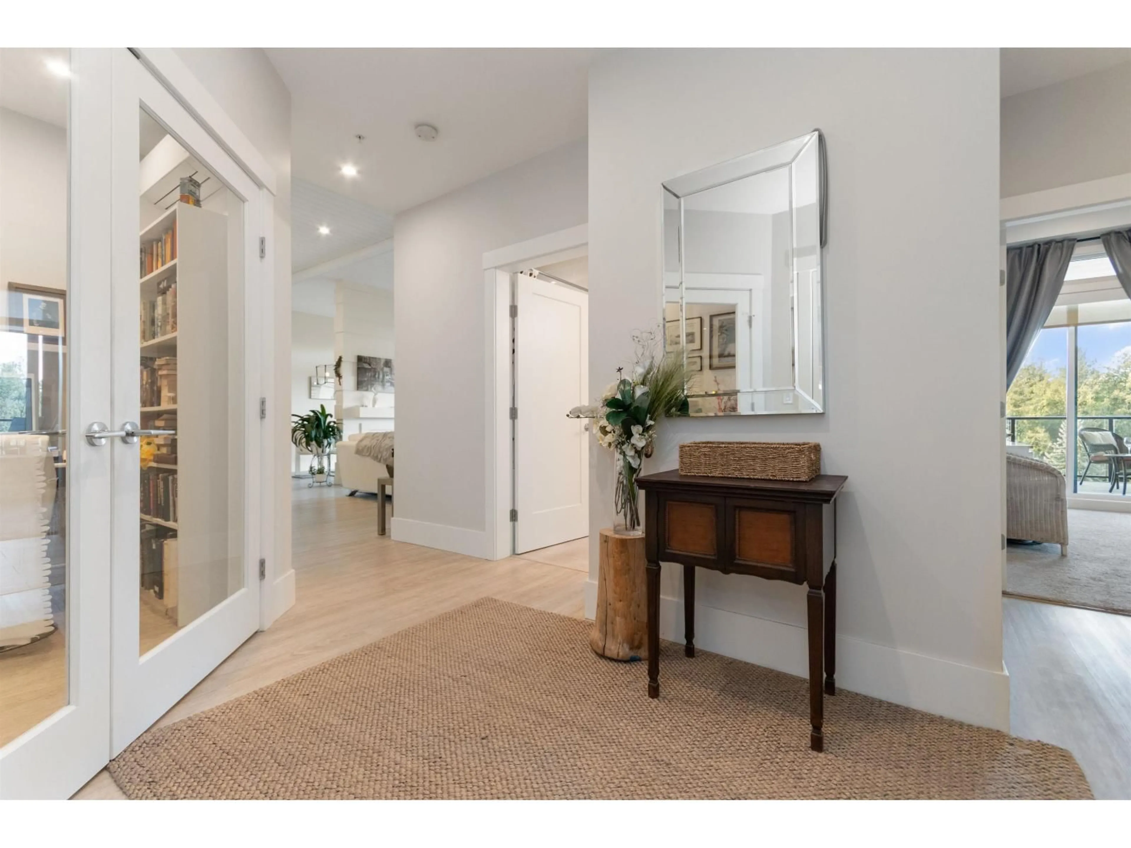 Indoor entryway for 604 - 45745 WATSON ROAD, Chilliwack British Columbia V2R6K3