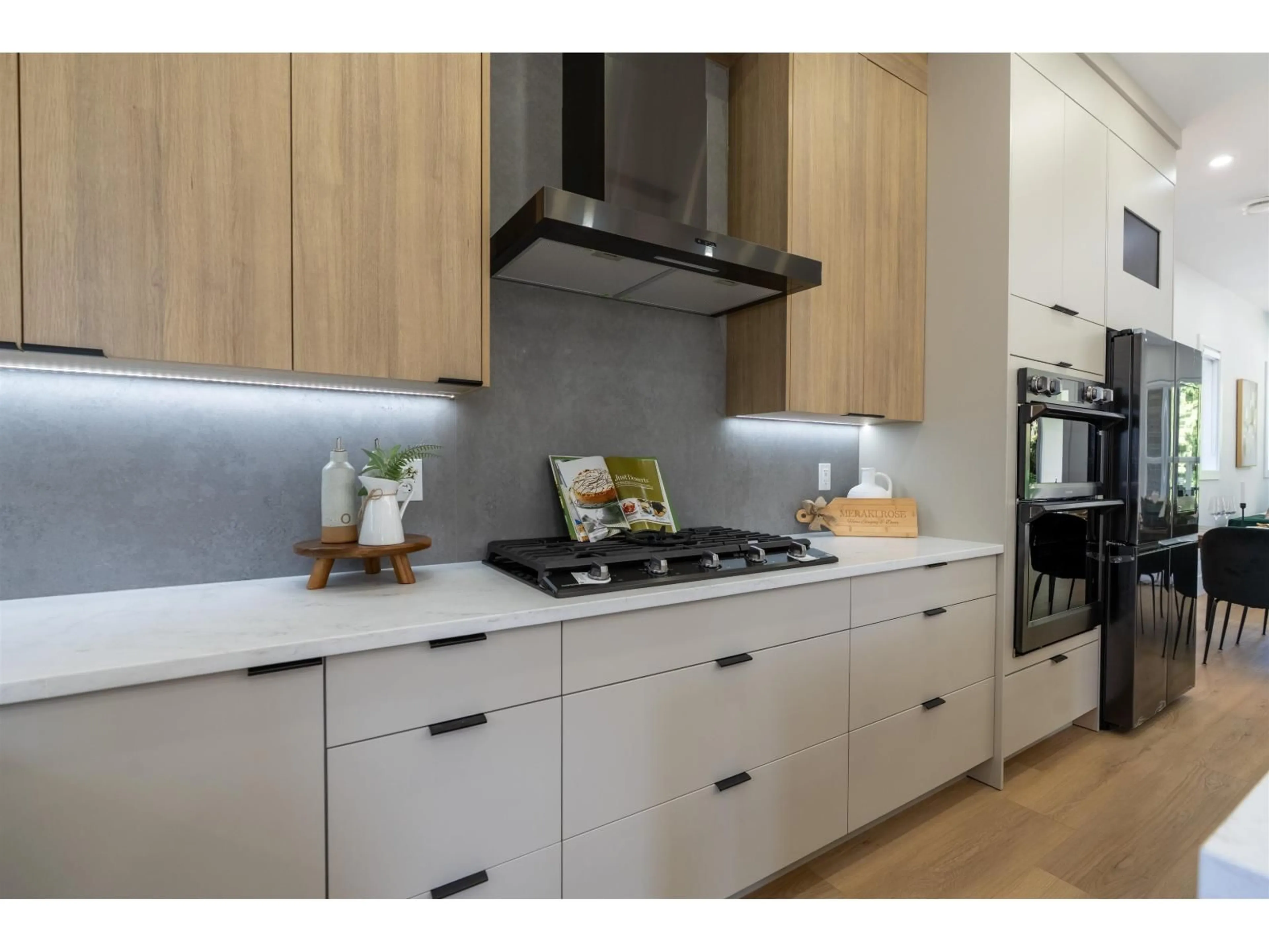 Contemporary kitchen, wood/laminate floor for 14450 60 AVENUE, Surrey British Columbia V3S1R3