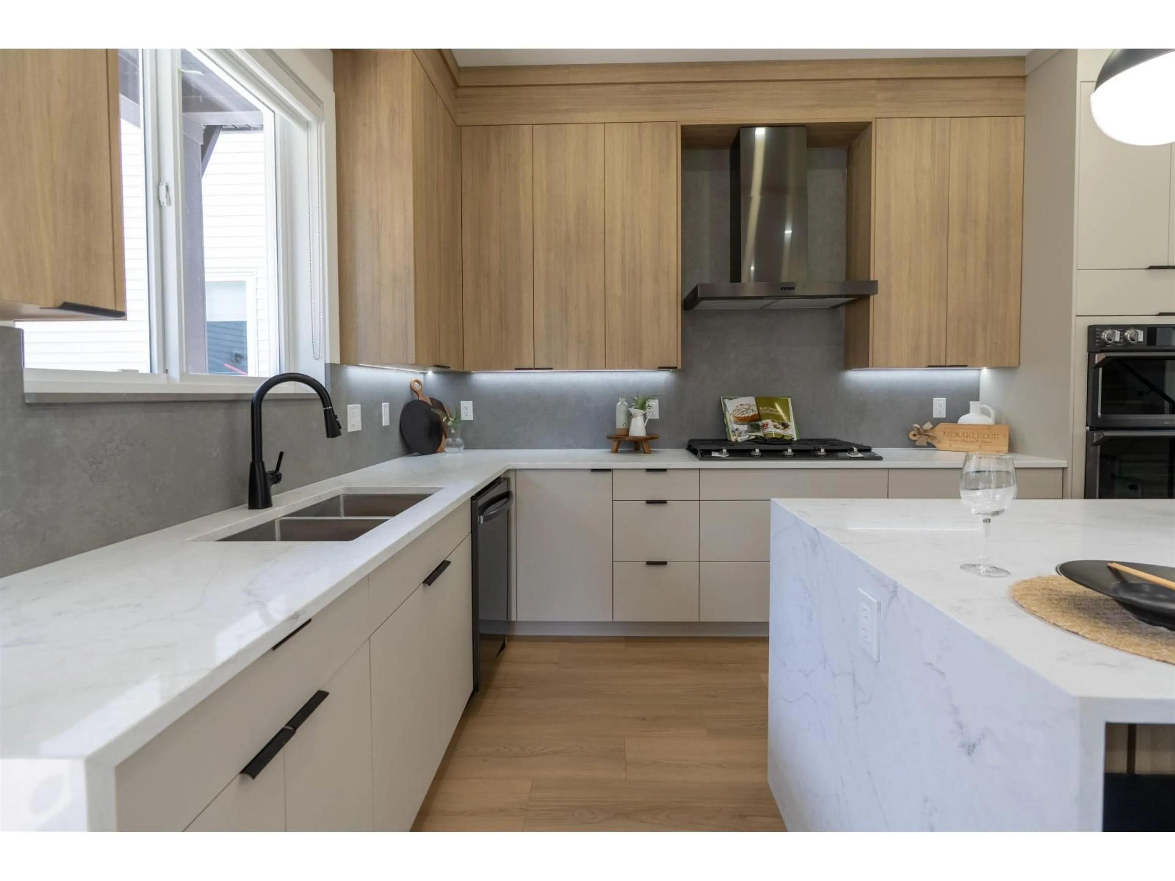Contemporary kitchen, wood/laminate floor for 14450 60 AVENUE, Surrey British Columbia V3S1R3