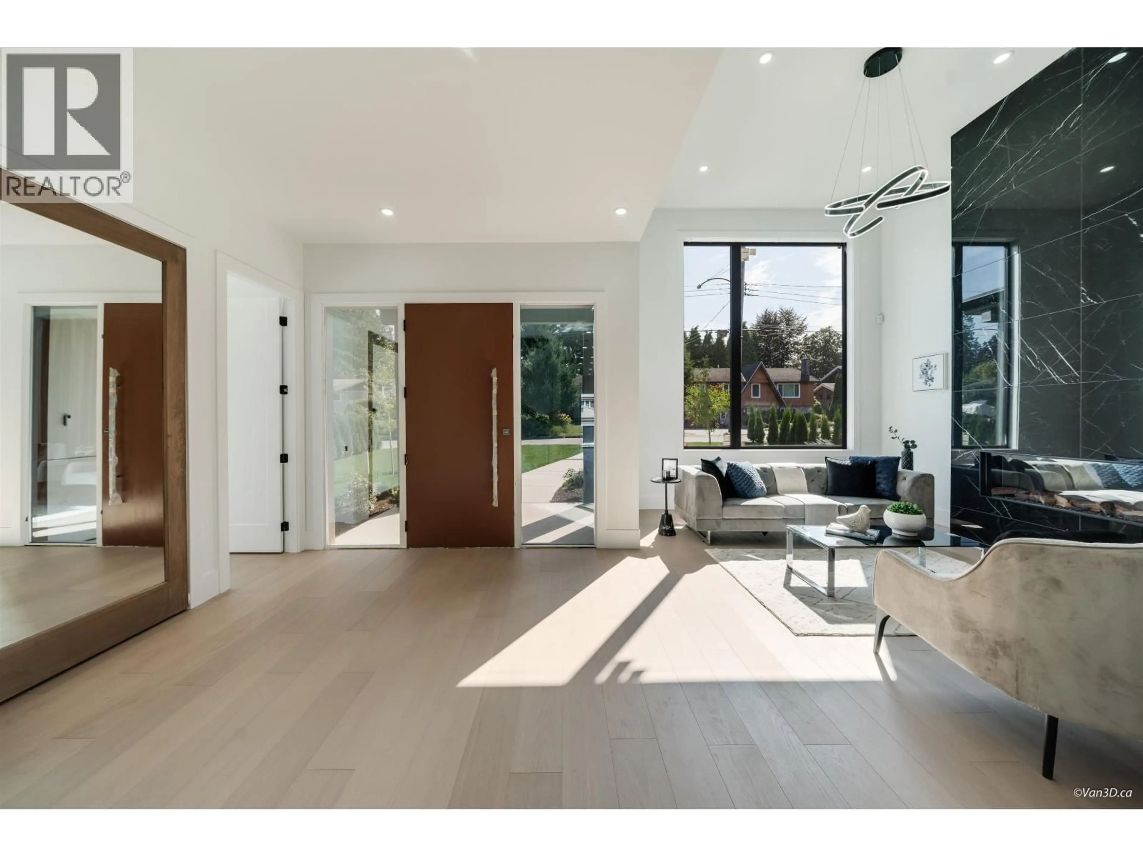 Indoor foyer for 817 CORNELL AVENUE, Coquitlam British Columbia V3J2Z3