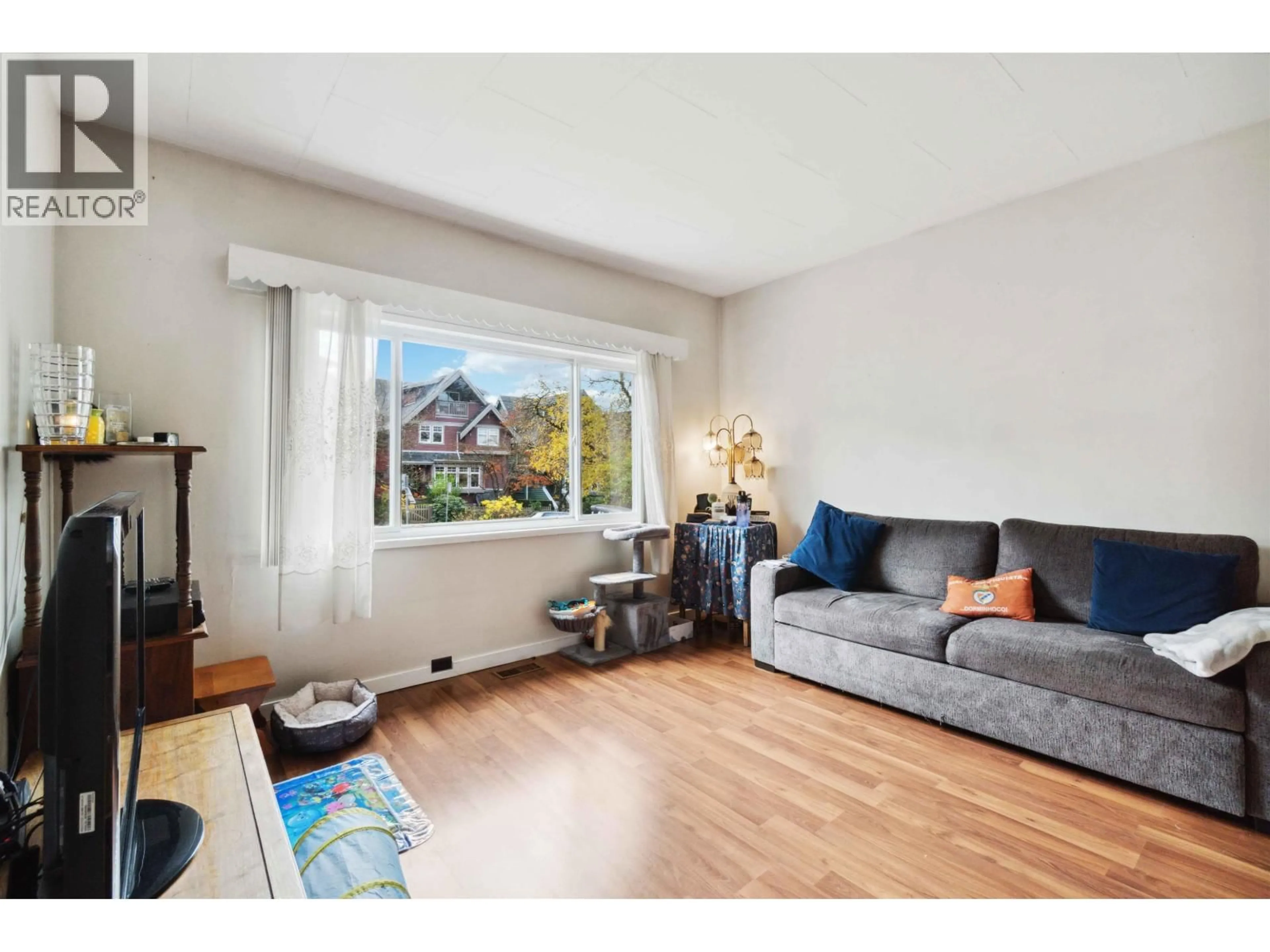 Living room with furniture, wood/laminate floor for 1649 GRANT STREET, Vancouver British Columbia V5L2Y4