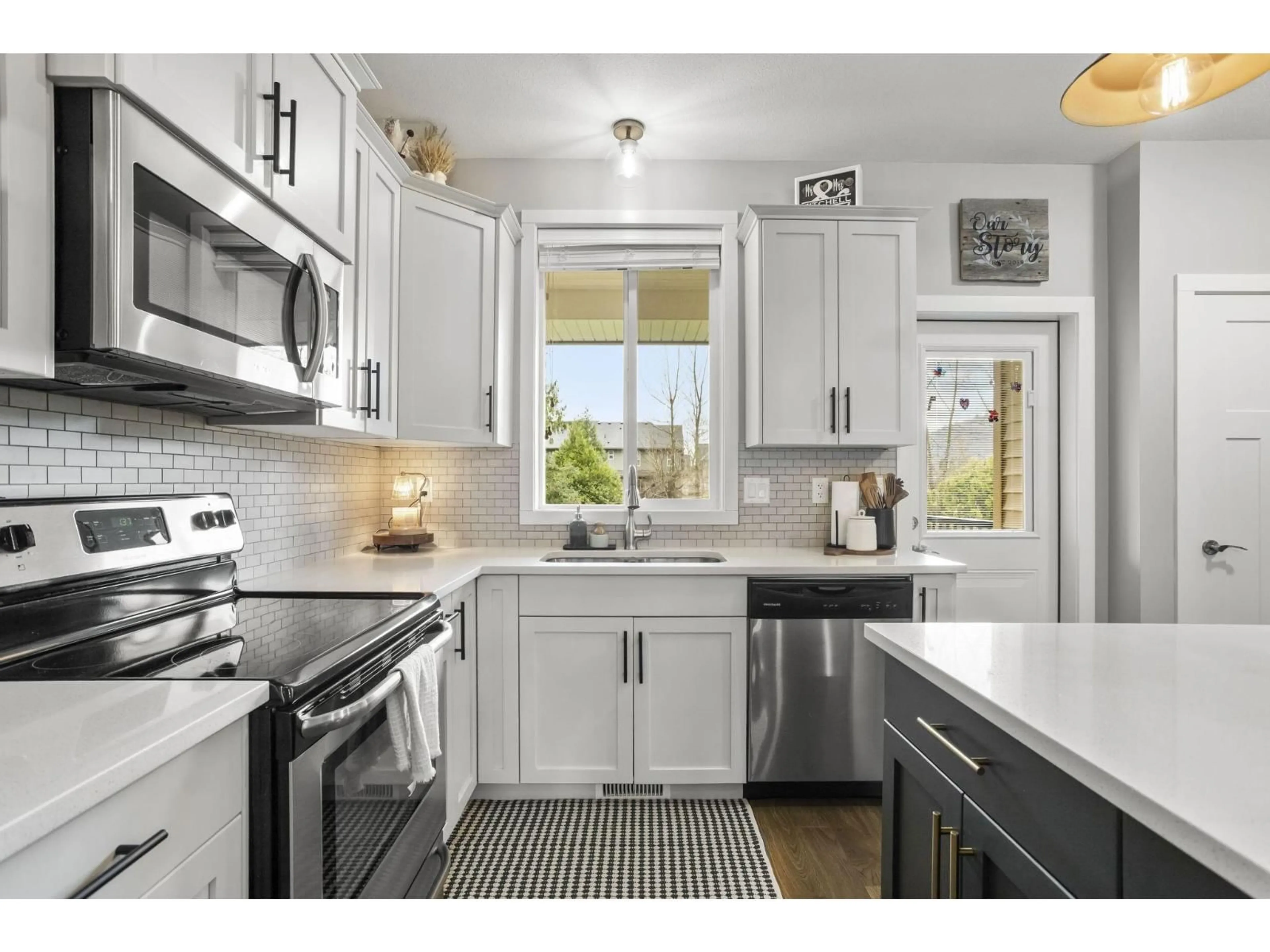 Open concept kitchen, ceramic/tile floor for 16 - 1640 MACKAY CRESCENT, Agassiz British Columbia V0M1A3