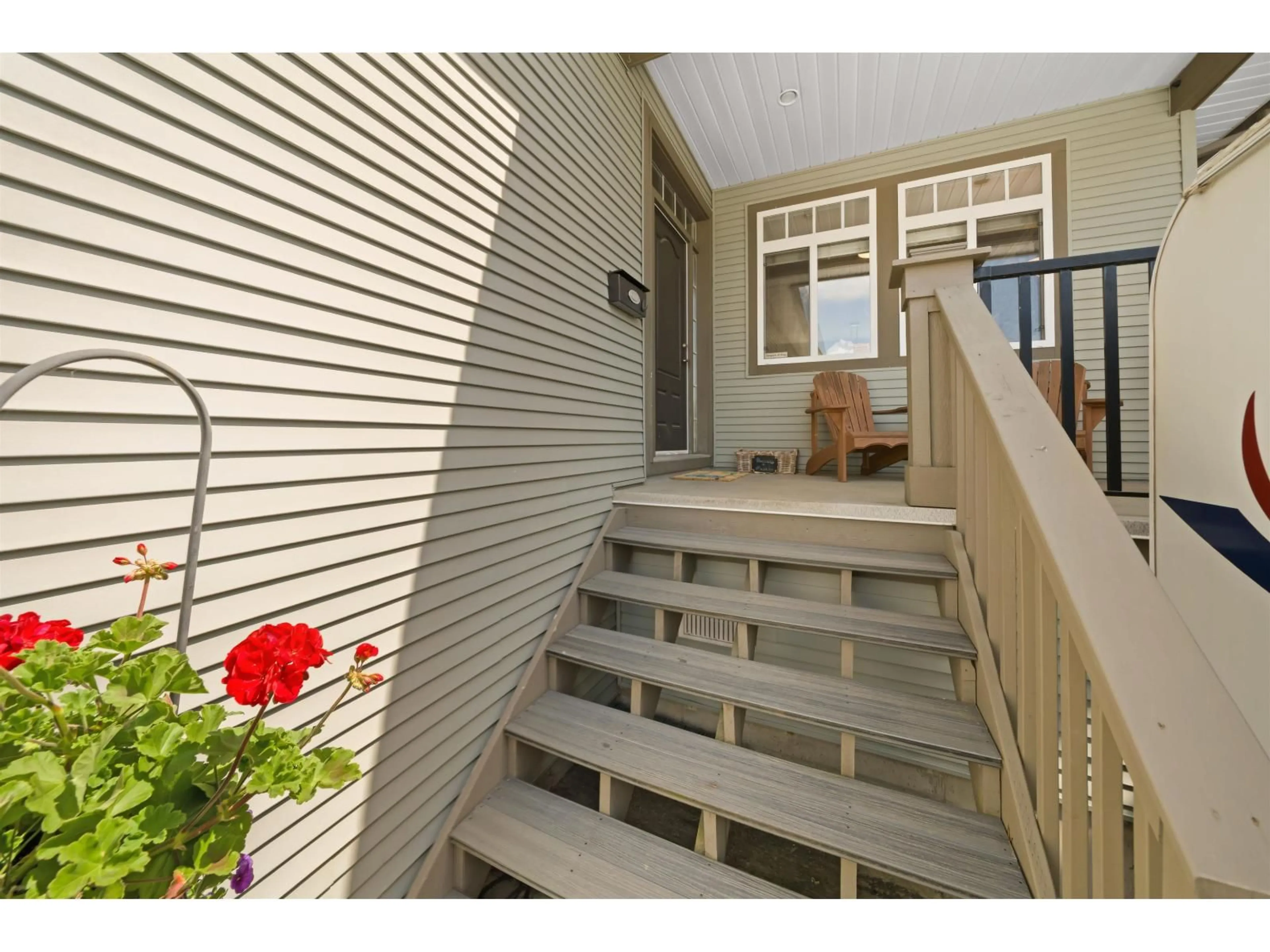 Indoor entryway for 2814 WOODLAND DRIVE, Langley British Columbia V2Y1C2