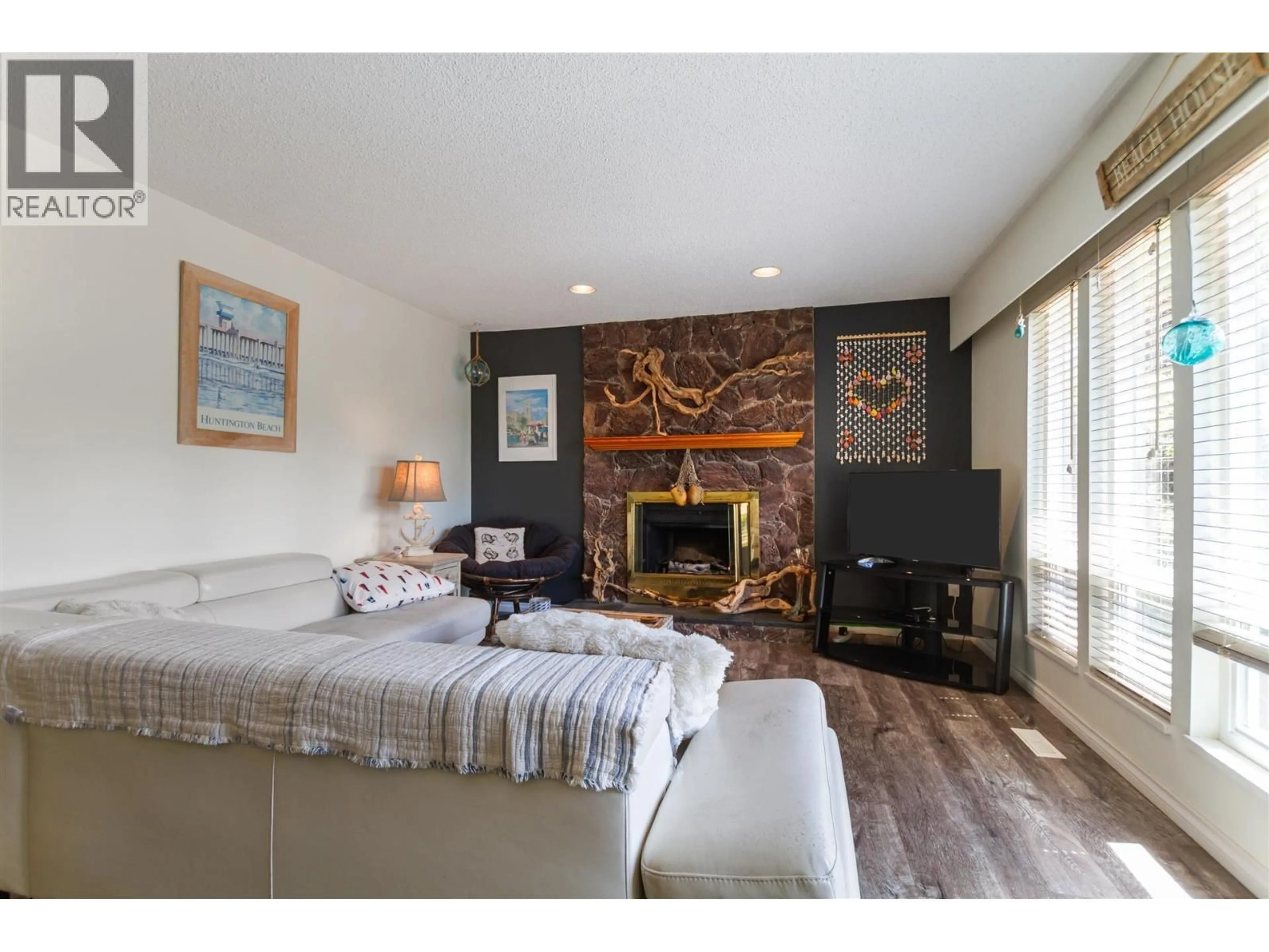 Living room with furniture, wood/laminate floor for 1391 ORIOLE AVENUE, Port Coquitlam British Columbia V3B5H7