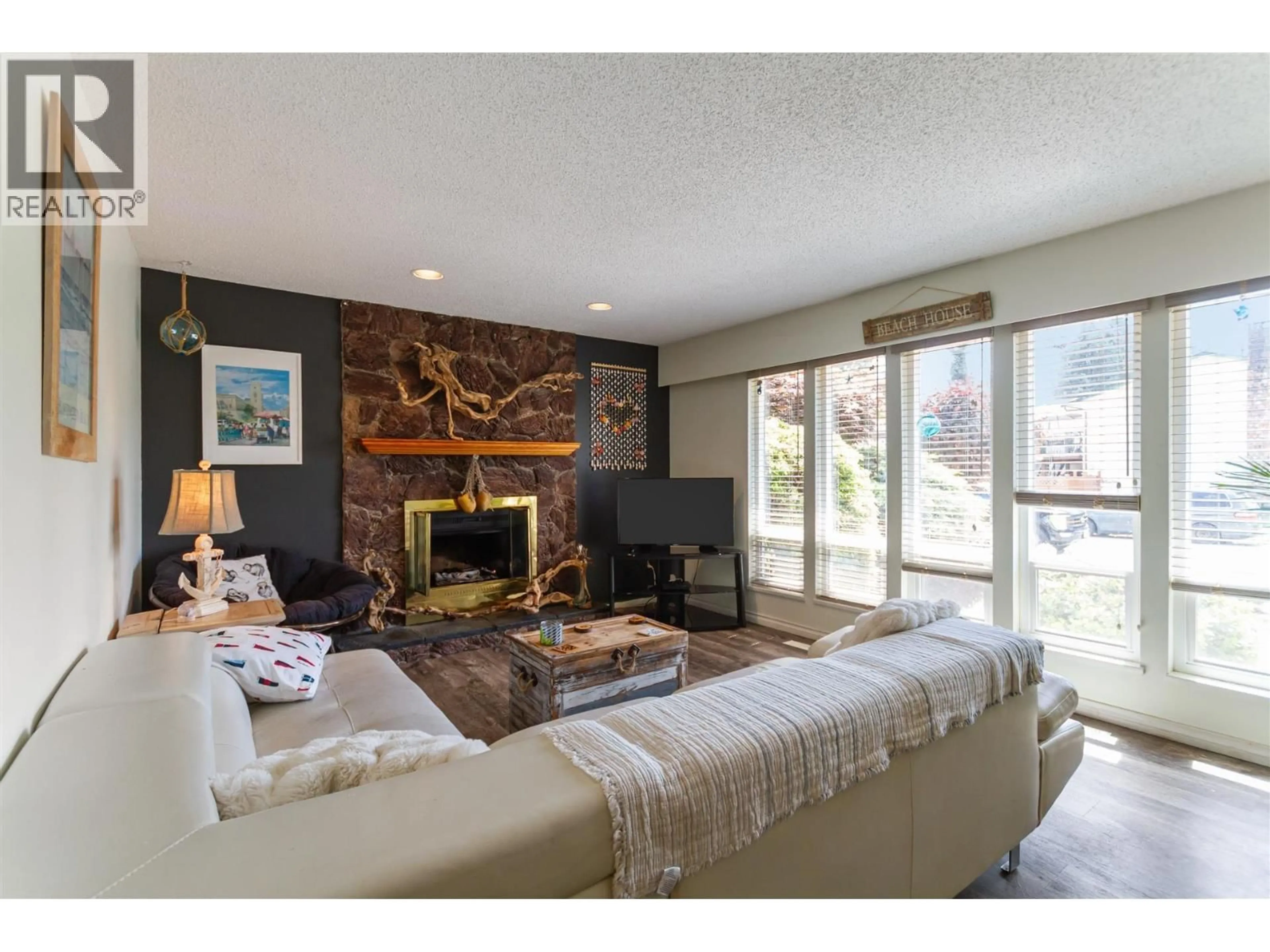 Living room with furniture, wood/laminate floor for 1391 ORIOLE AVENUE, Port Coquitlam British Columbia V3B5H7