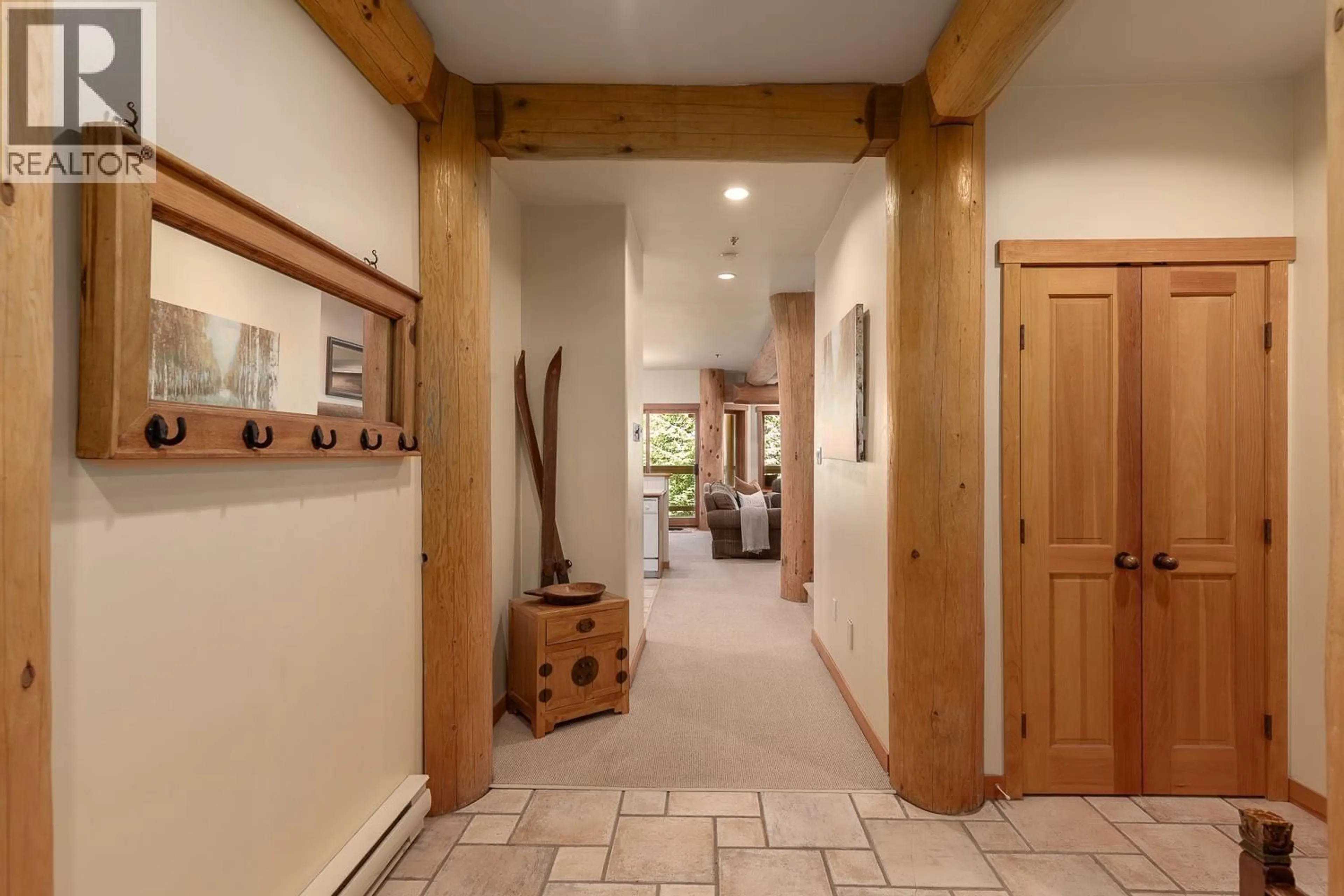 Indoor entryway for 32 - 2250 NORDIC DRIVE, Whistler British Columbia V8E0P4