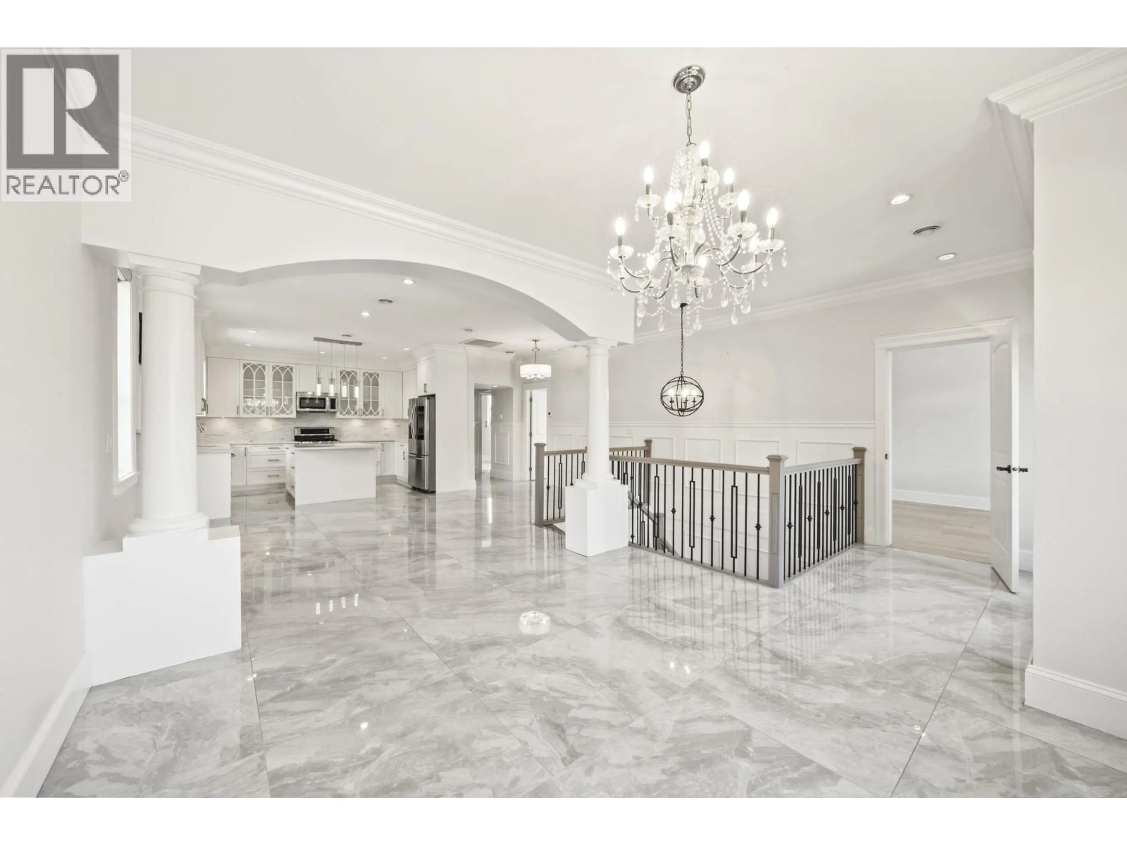 Indoor foyer for 1720 SUTHERLAND AVENUE, North Vancouver British Columbia V7L4B9
