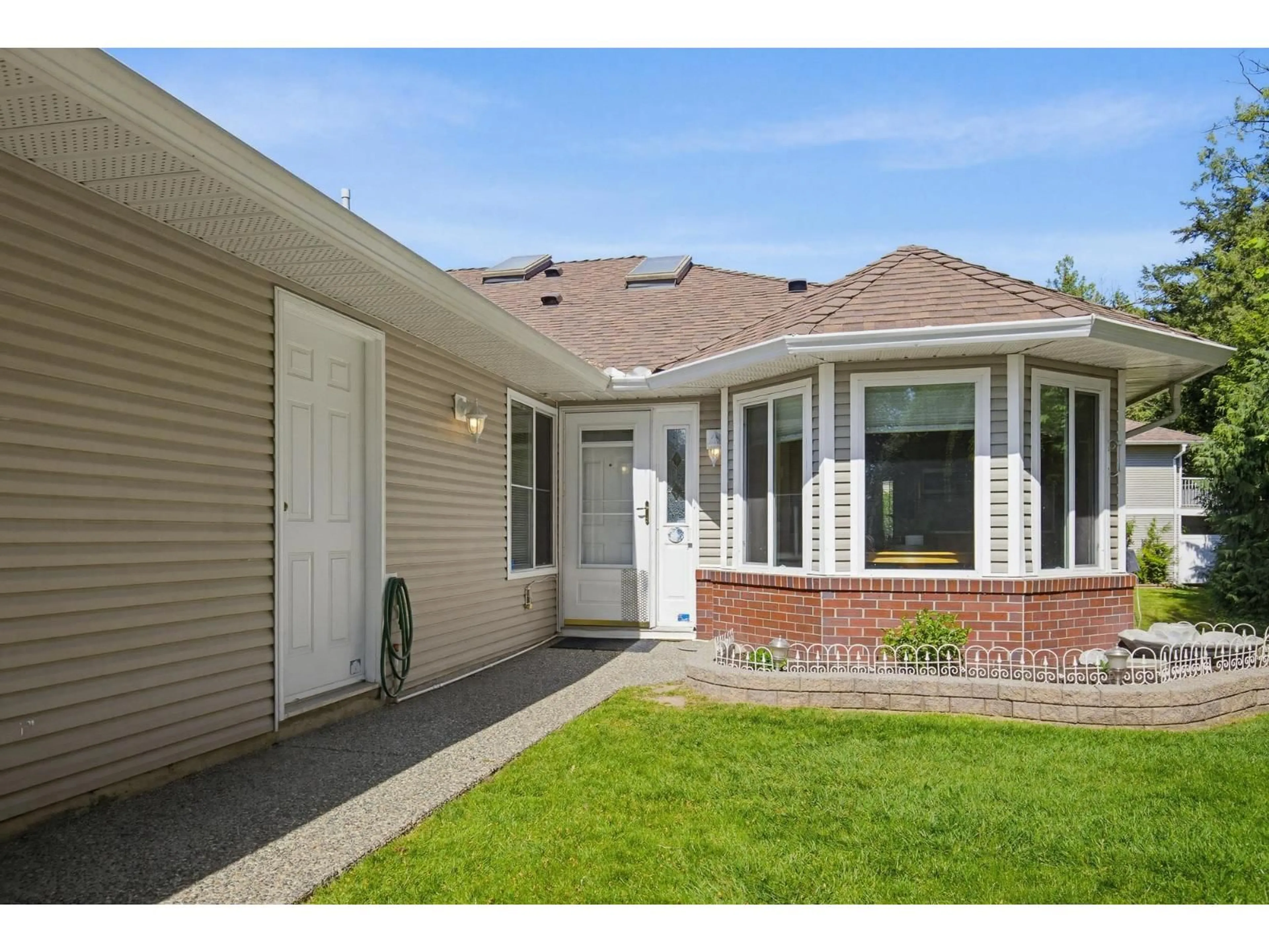 Home with vinyl exterior material, street for 39 - 1973 WINFIELD DRIVE, Abbotsford British Columbia V3G1K6