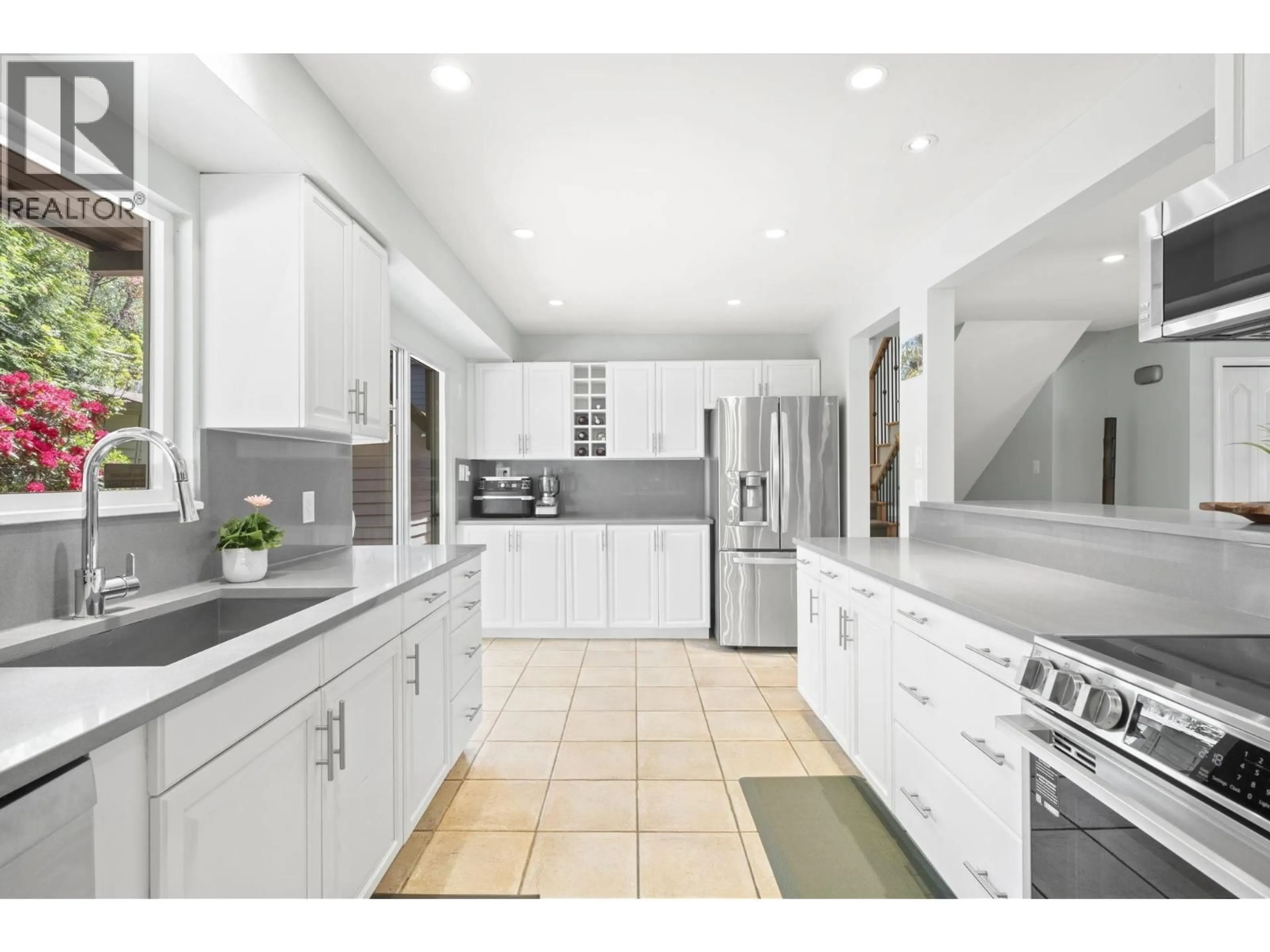 Open concept kitchen, ceramic/tile floor for 4792 CEDARCREST AVENUE, North Vancouver British Columbia V7R3R3