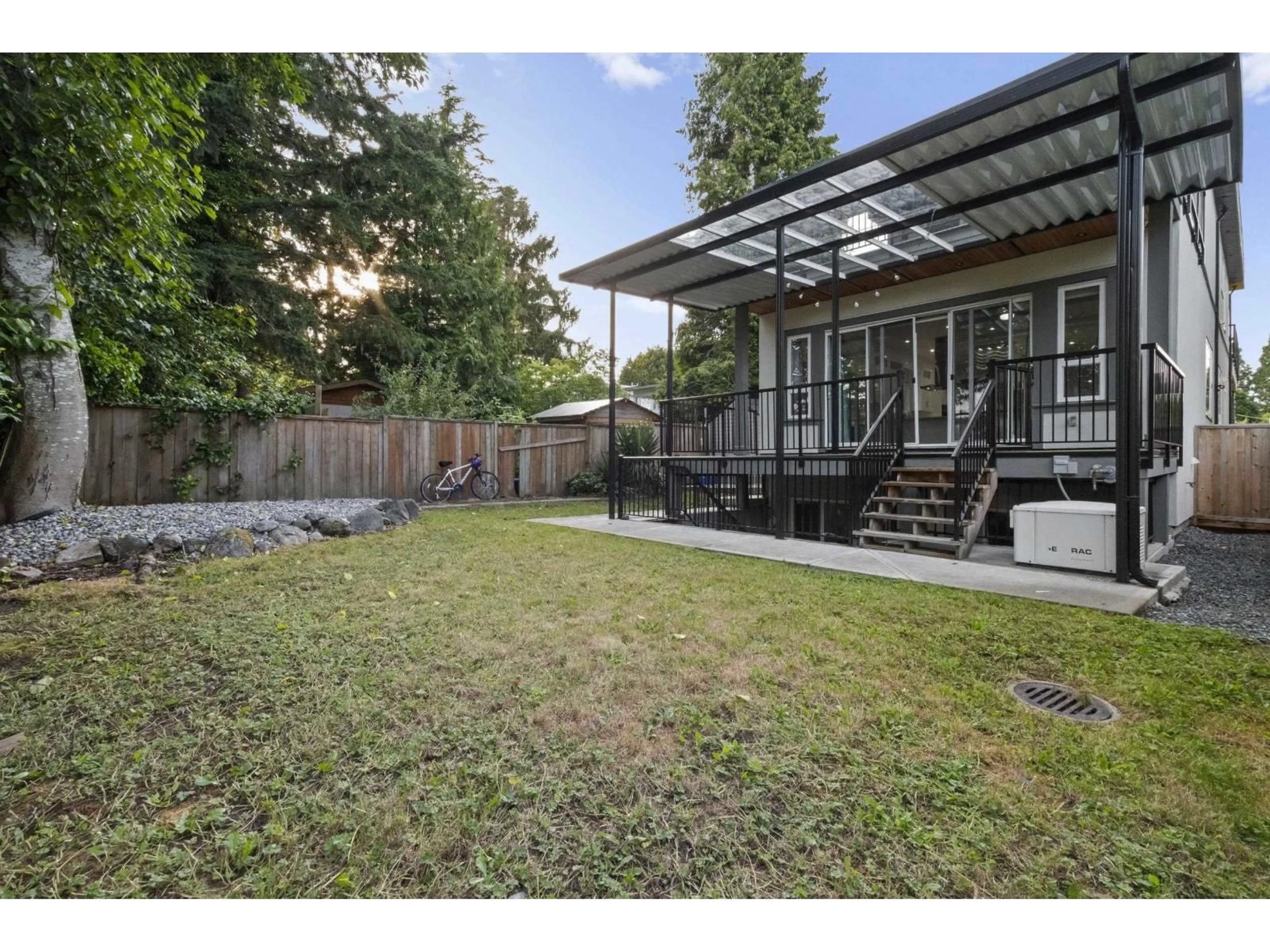 Patio, street for 15890 RUSSELL AVENUE, White Rock British Columbia V4B2S4