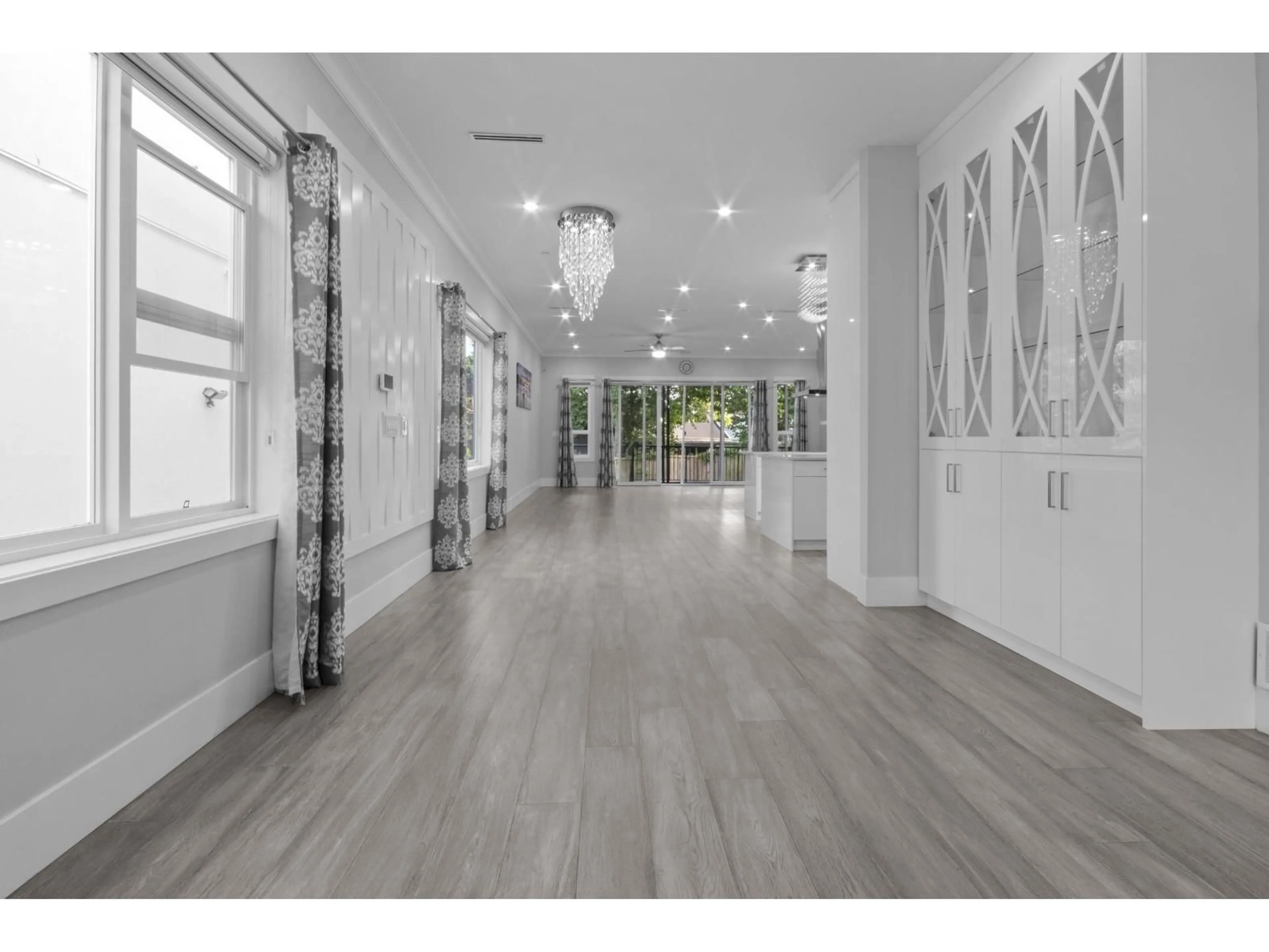 Indoor foyer for 15890 RUSSELL AVENUE, White Rock British Columbia V4B2S4
