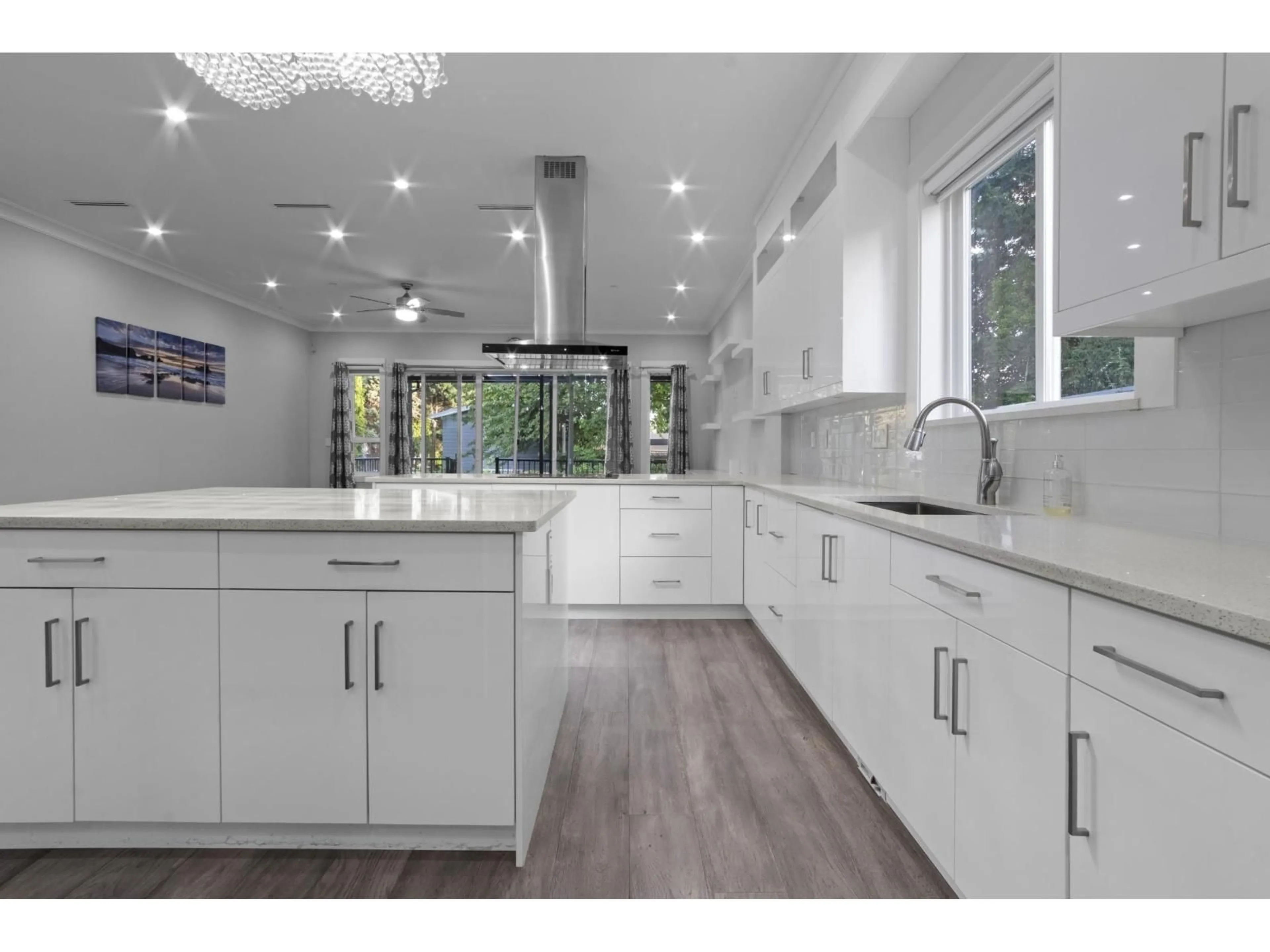 Contemporary kitchen, unknown for 15890 RUSSELL AVENUE, White Rock British Columbia V4B2S4