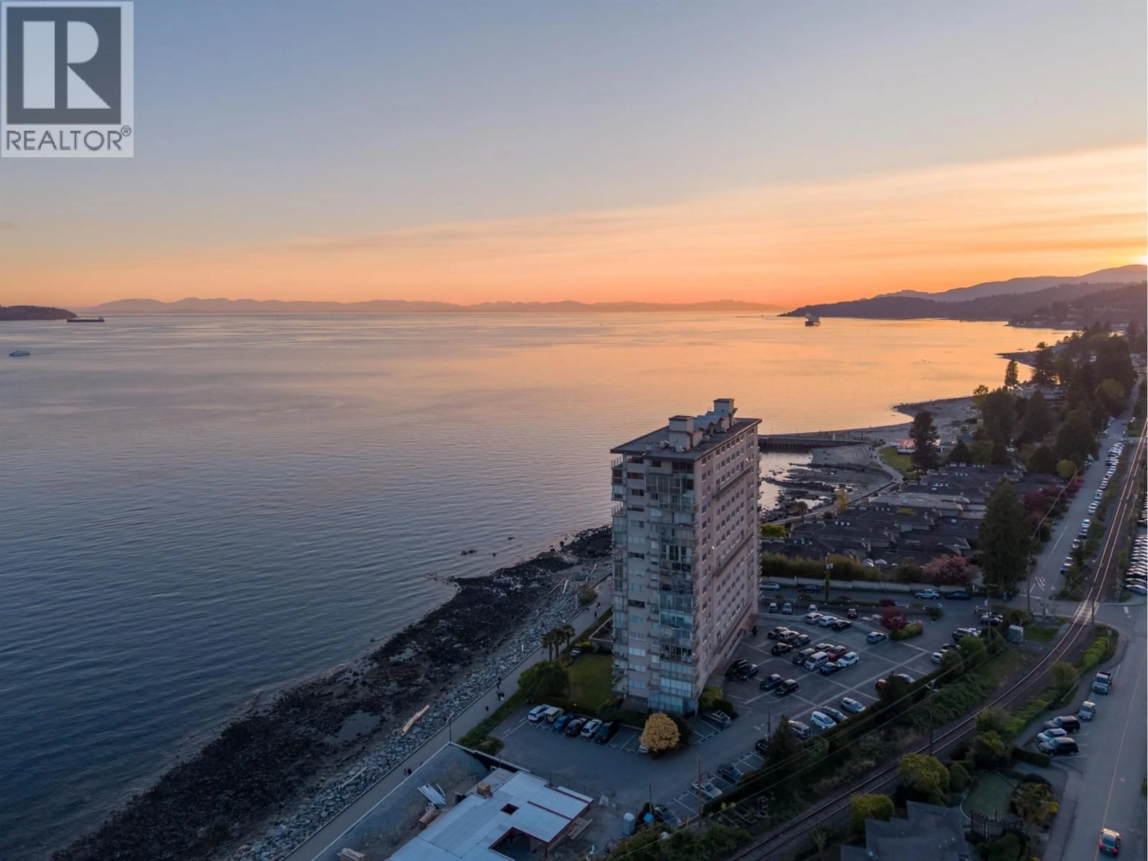 A pic from outside/outdoor area/front of a property/back of a property/a pic from drone, unknown for 1503 - 150 24TH STREET, West Vancouver British Columbia V7V4G8