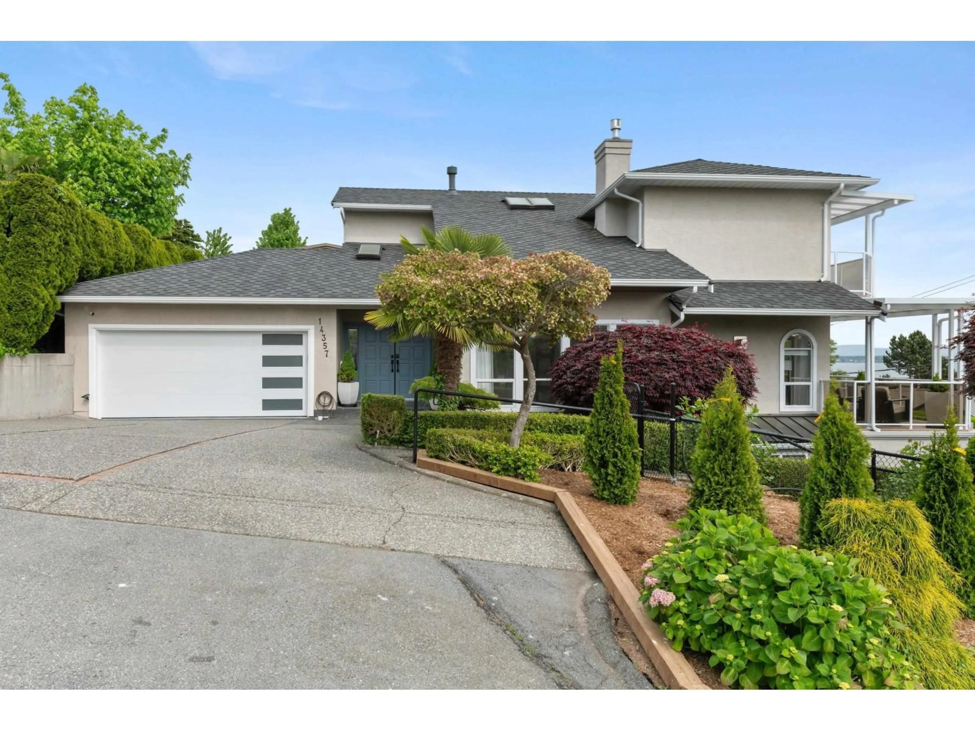 A pic from outside/outdoor area/front of a property/back of a property/a pic from drone, street for 14357 SUNSET DRIVE, White Rock British Columbia V4B2V4